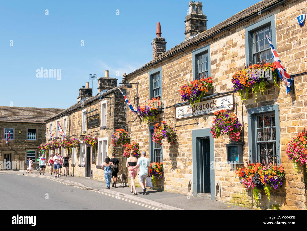 Der Pfau Country Inn und Hotel mit blumenkörben Bridge St Bakewell Stadtzentrum Bakewell Derbyshire England uk gb Europa eingerichtet Stockfoto