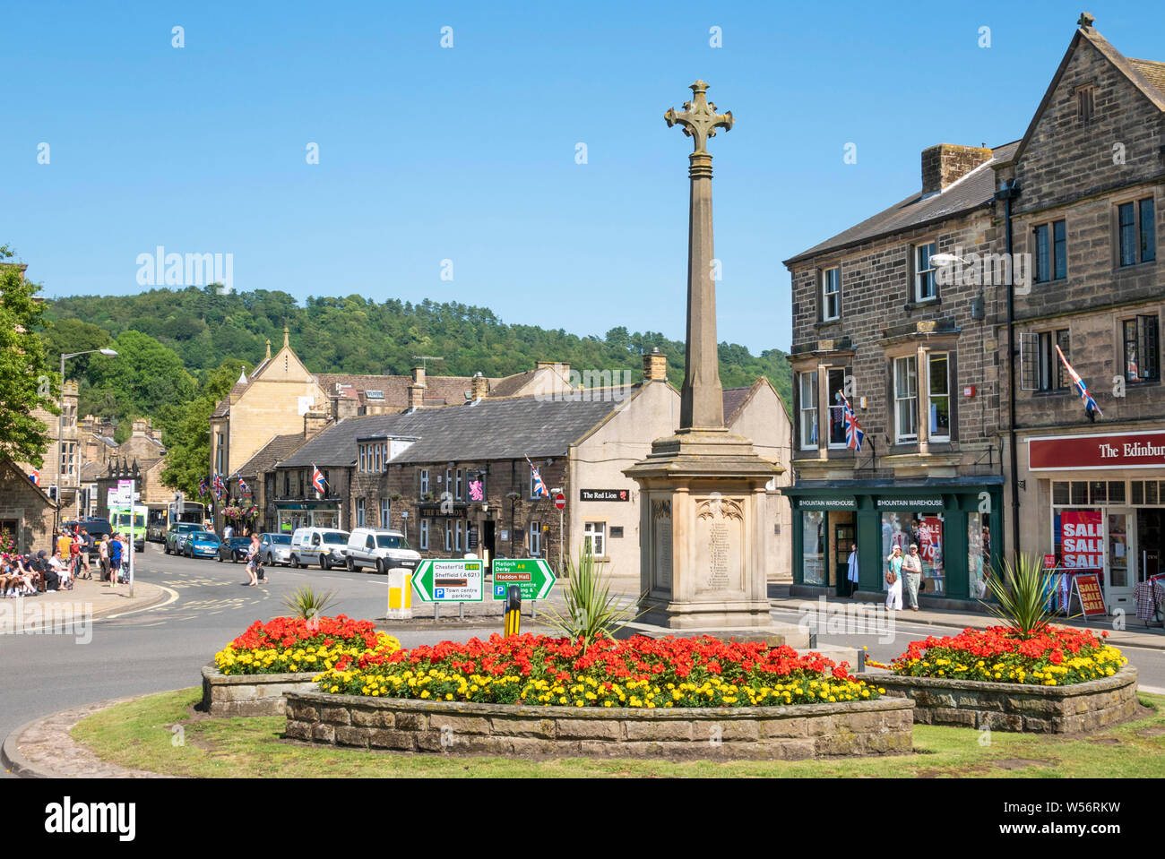 Das Kriegerdenkmal in der Verkehrsinsel in Bakewell Stadtzentrum Bakewell Peak District National Park Bakewell Derbyshire England uk gb Europa Stockfoto