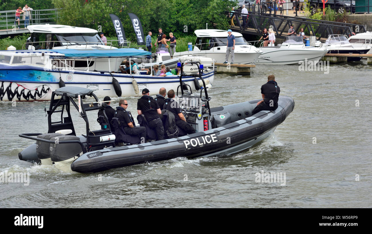 Bristol Police Boot im Hafen der Stadt während des Festival, Großbritannien Stockfoto