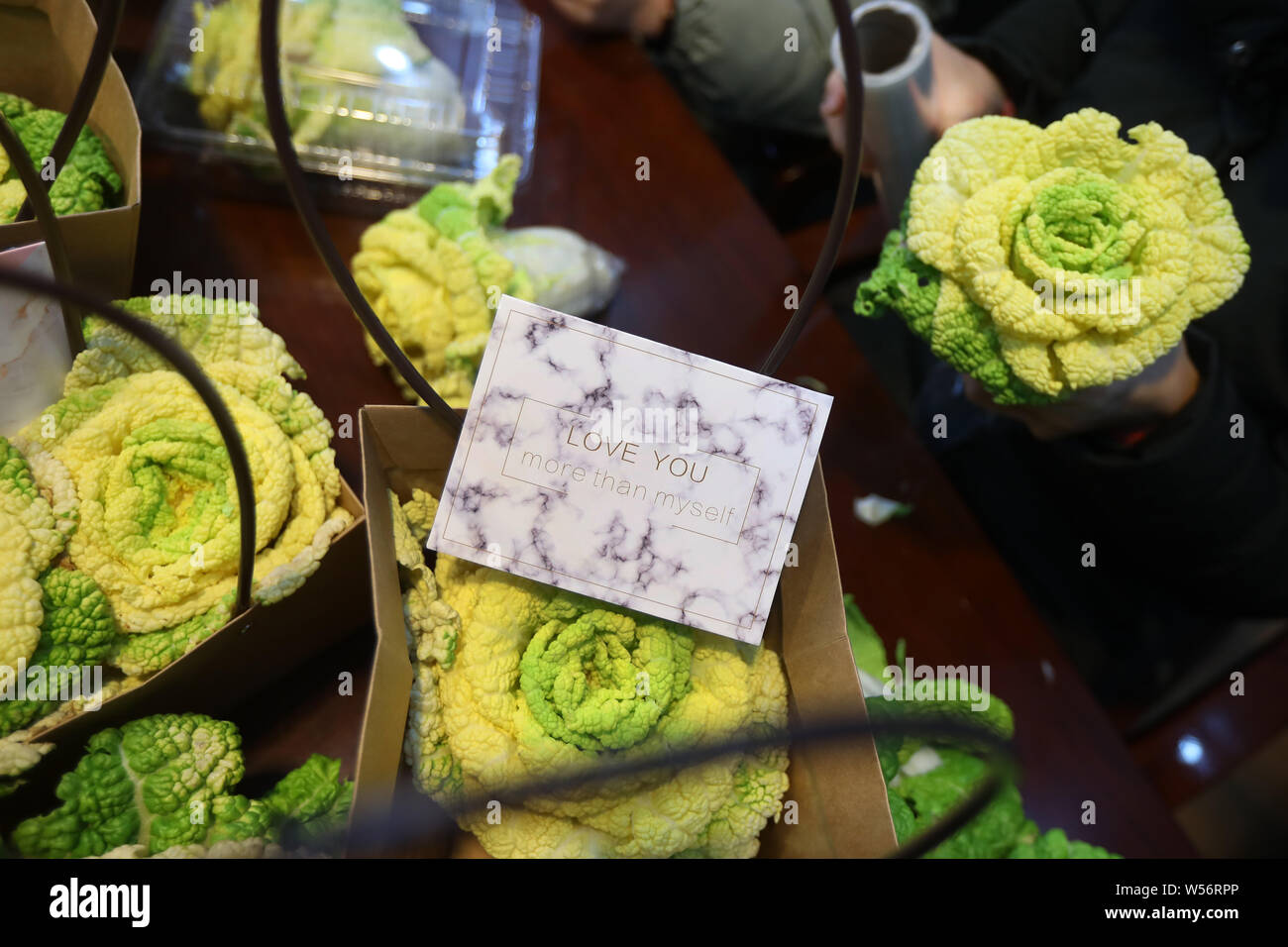 Chinesische Studenten Paket die Rose - wie Chinakohl, von Professor Hou Xilin entwickelt, an der Hochschule für Gartenbau, der Nanjing Agricult Stockfoto