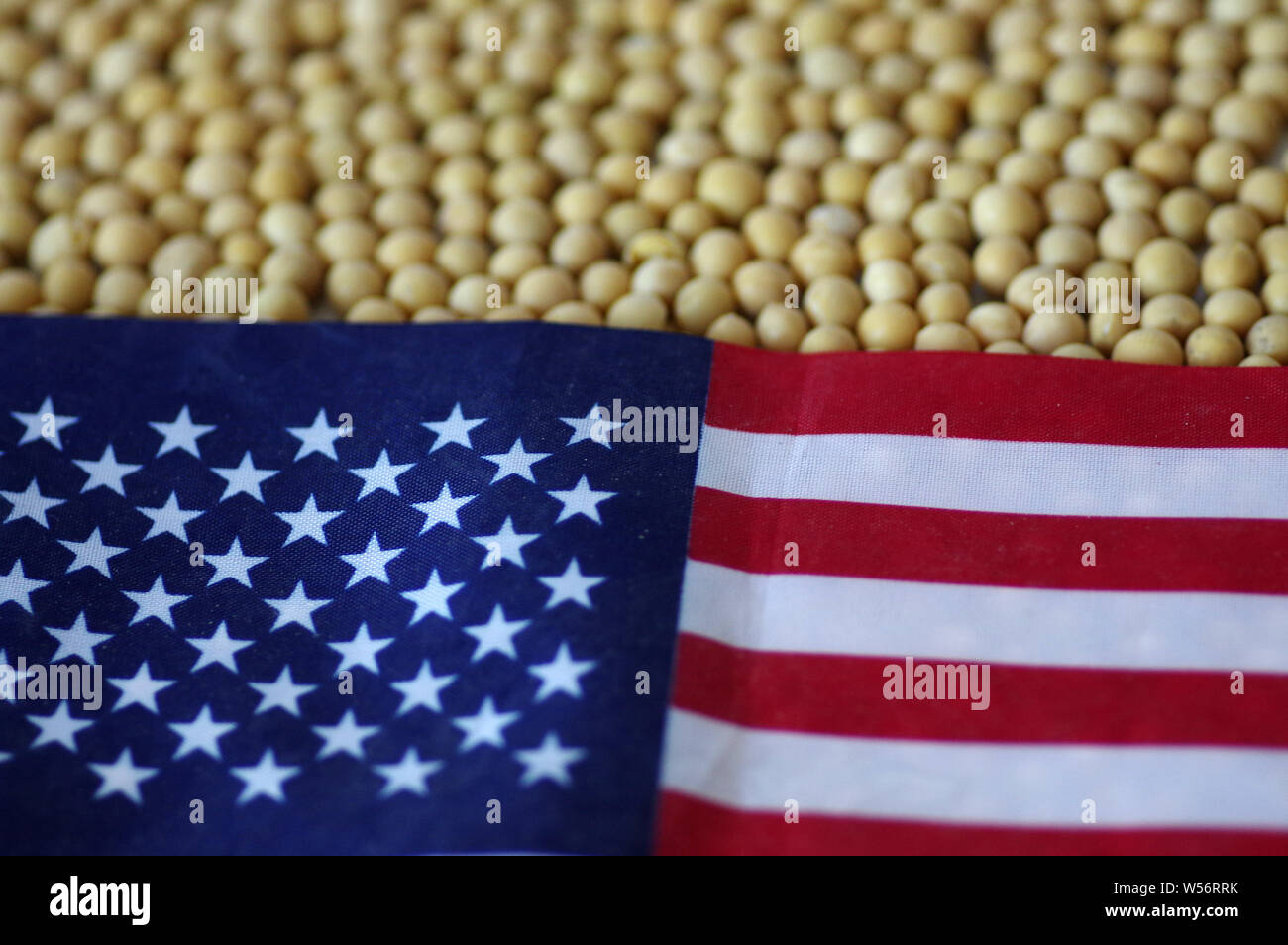 ---- Blick auf importierte Sojabohnen und eine US-Flagge in Ji'Nan, der ostchinesischen Provinz Shandong, den 6. April 2018. Chicago Board of Trade (Cbot) Stockfoto