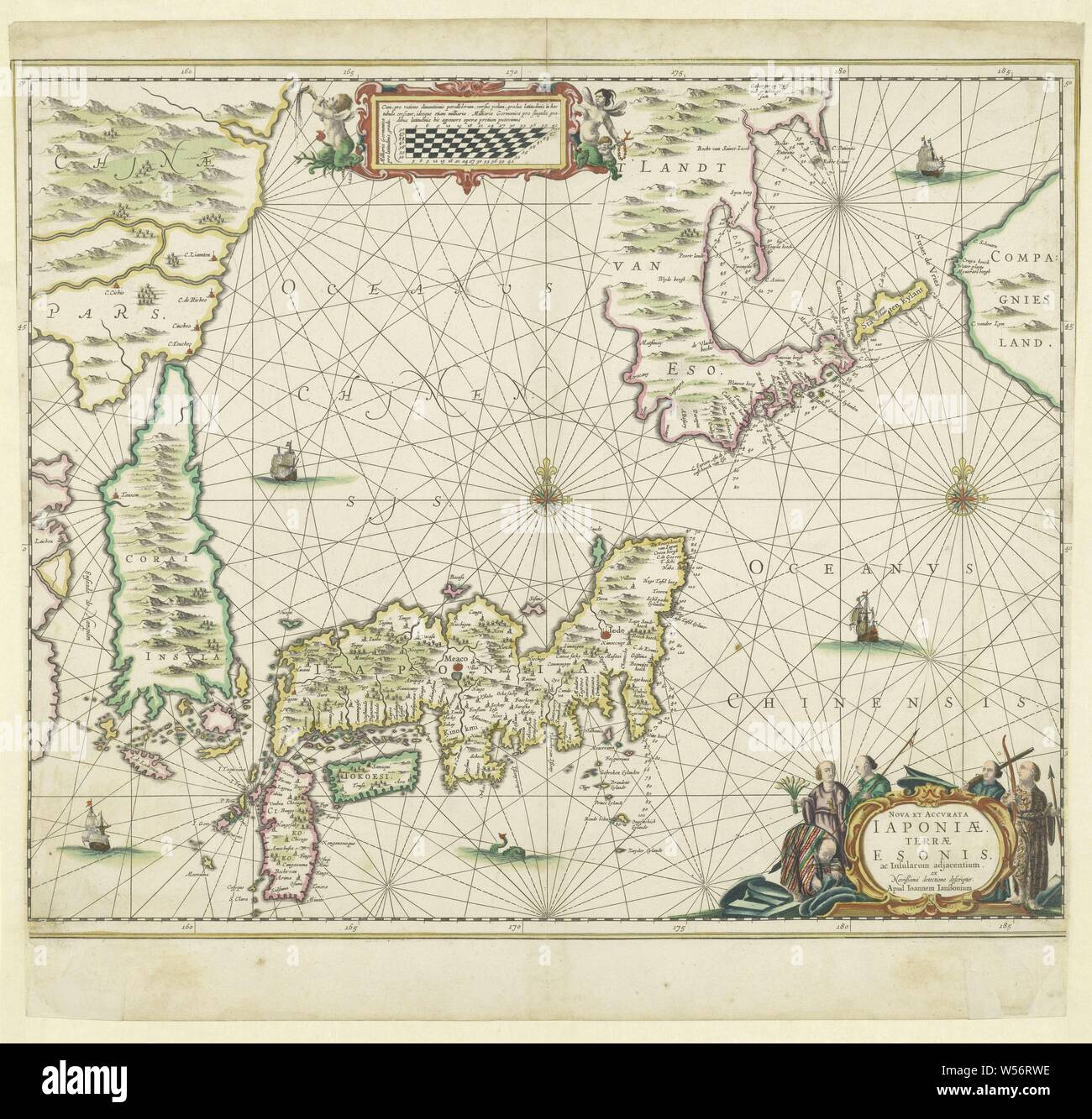 Karte von Japan, Nova et accurata Japoniae, Terrae Esones, ac Insularum adjacentium (Titel auf Objekt), Karte von Japan zu skalieren (1:5 Mio.) mit einem Teil aus China und Korea. Die Tiefe wird entlang der Küsten. Die verschiedenen Inseln und Länder sind an den Grenzen gefärbt. Eine farbige Compass Rose in der Mitte und Rechts. Vier Schiffe auf dem Meer. An der Spitze eine Erläuterung der Grad der Verteilung, gerahmt und farbigen, flankiert von Drei Putti. Rechts unten fünf östlichen Männer, drei von ihnen mit Waffen, mit einem Blumenstrauß und einem unten gewogen, Karten der einzelnen Länder oder Regionen, Japan Stockfoto