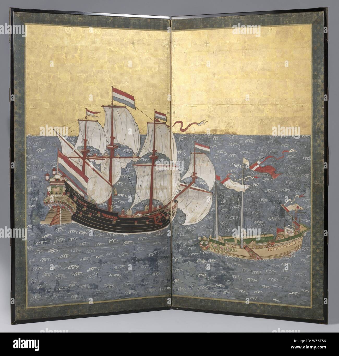Japanische Bildschirm, Leinwand: Ein blaues Meer mit weißen, stilisierte Wellen, auf denen ein Schiff mit schwarzen Rumpf auf der linken Seite, 3 rote, 8 weiße Segel Masten und 5 niederländischen Flaggen in der oberen. Bild von einem Hirsch auf dem Rückspiegel. Unterschiedliche Zahlen an Deck und auf der Ra's. Auf der rechten Seite einer chinesischen Dschunke mit 2 Masten, gebügelten Segel, ein Schwert und ein paar rot-weißen Fahnen und Bannern. Verschiedene Figuren auf dem Deck. Am Bug und der Rumpf Dragon Head und Blumengirlanden. Grenze von Blau mit goldener Seide, Deshima, Dutch East India Company, Genkei - Schule Nagasaki, Nagasaki, C. 1759, Holz (Pflanzen), Seide, Papier Stockfoto