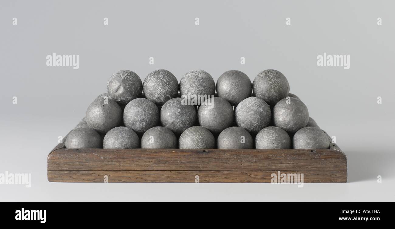Modell eines länglichen ball Pile, Modell eines länglichen ball Stapel mit 38 Kugeln, Markierung Nr. 4, Holz (Pflanzen), Eisen (Metall), l 20 cm x B 9 cm x h 8 cm Stockfoto