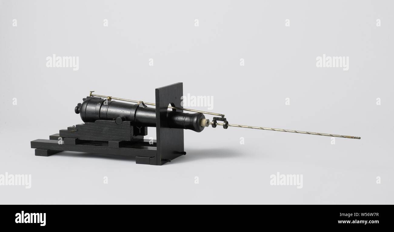 Modell eines 60-Pfünder Muzzle-Loading Pistole mit Ladegeschirr, Modell eines lange Kanone von 60 Pfund für ein Schlitten, mit einem neuen Design von Ladehilfsmitteln, auf dem Schiff der Teil mit Artillerie Tor, unvollständig. Das Modell ist, außer für einige Metallteile, komplett schwarz lackiert. Das Holzfass ist 35,8 cm lang und hat ein Kaliber von 20,5 mm ist es mit einem Schloss und einem Visier Inhaber auf den Hahn Stück zur Verfügung gestellt. Der Körper besteht aus zwei Backen mit vier Schritte, die von zwei Einrichtungen der Hinterachse ohne Räder verbunden und eine Bügelsohle. Die Waffe Tor ist oval. Die Ausrüstung wird zum Fass angebracht Stockfoto