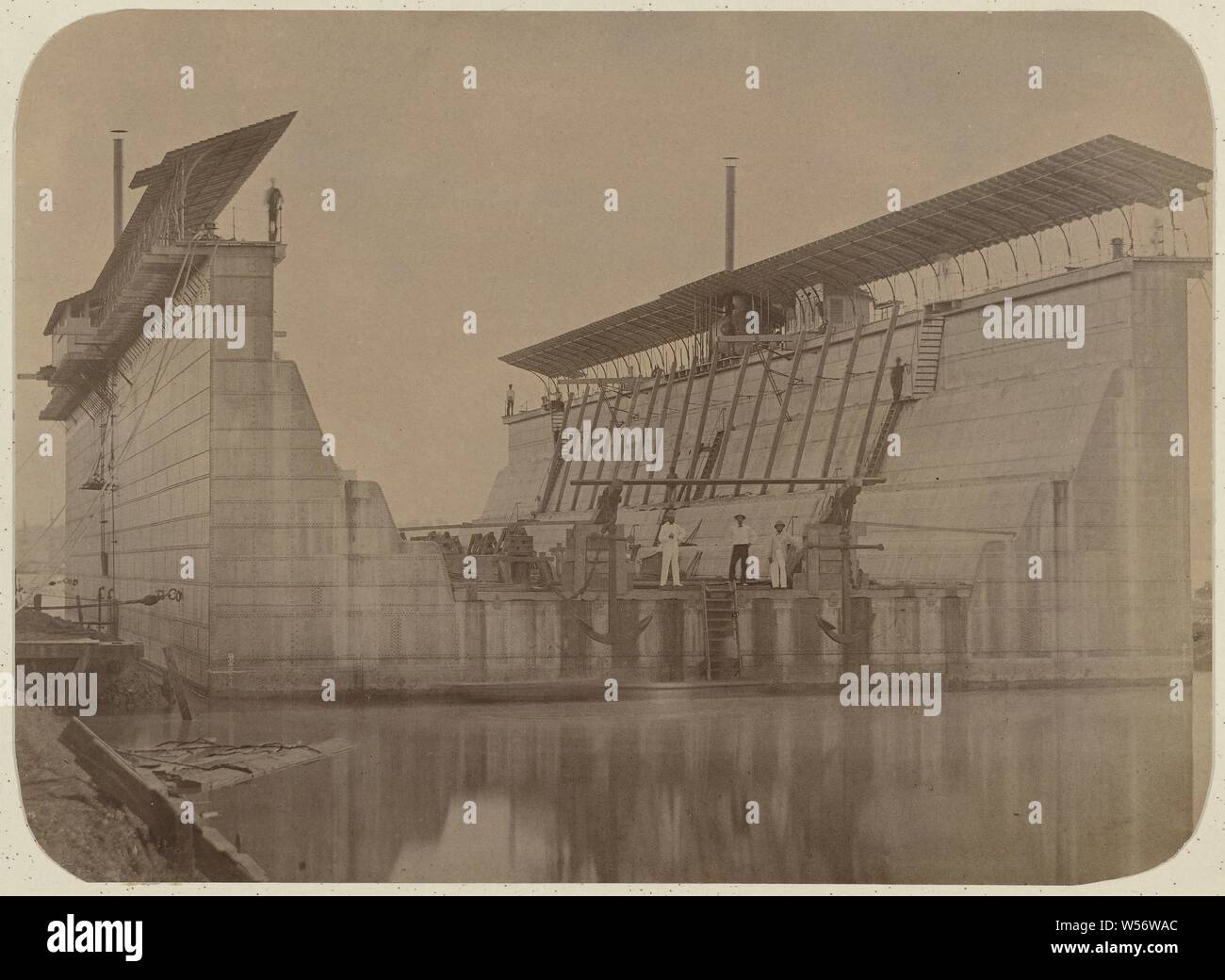 Schwimmende Trockendock, die Schwarz-weiß-Foto zeigt die schwimmende Trockendock auf der Insel Onrust in Surabaya mit einer Anzahl von Arbeitern an Bord, Niederländisch Ostindien, anonym, Java, 1877-1878, Papier, h 23,4 cm x W 32 cm Stockfoto