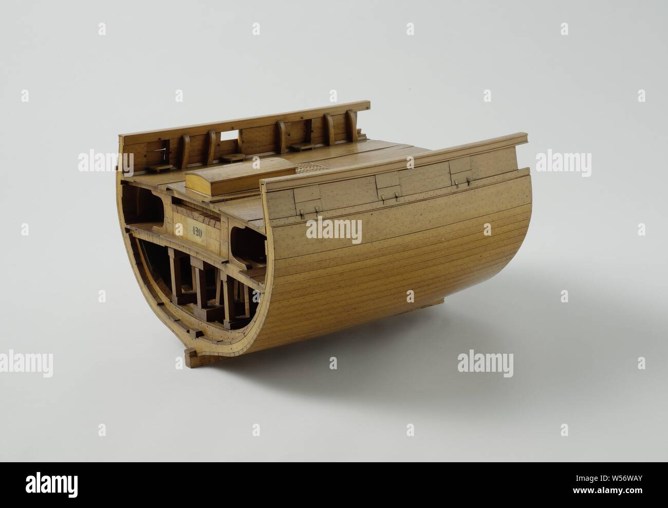 Modell der Mörtel Bett von einer Bombe Abriss, Modell der Querschnitt eines Schiffes, auf dem die Konstruktion der Unterstützung von einem Mörser Rack angegeben ist. Das Schiff hat 2 Decks, 5 cat-Tracks abwechselnd in der halten unter dem Mörser Rack angeordnet waren. In der Längsrichtung zwei Wände sind aus gestapelten Balken, durch Schwalbenschwanz Schwänze, die das obere Deck Unterstützung verbunden sind. Die Struktur ist komplett mit Balken und streben gebaut, in der mit drei Reihen von schweren struts. Das Ganze ist mit einer großen Anzahl hinzugefügter Metalle und künstliche Knie beendet. Der Drehpunkt befindet sich auf der oberen montiert Stockfoto