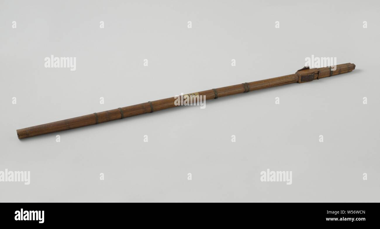 Modell eines gemacht Mast, Mast mit Platz oben, Hummel mit Ohren und Reiten Bett. Der Mast selbst besteht aus fünf Teilen: Drei schwere Teile sind zusammen mit Beulen auf der Innenseite, eine auf der Vorderseite und zwei auf der Rückseite, zwei dünne backen das Ganze abgeschlossen. Die Teile sind mit Schaufel Beziehungen statt. Das reiten Bett ist eine Verdickung des vorderen Teil. Dieses Modell ist zerlegbar., anonym, Niederlande, C. 1780 - C. 1840, Holz (Pflanzen), Messing (Legierung), h 118 cm × l 4,2 cm × w 4,2 cm Stockfoto