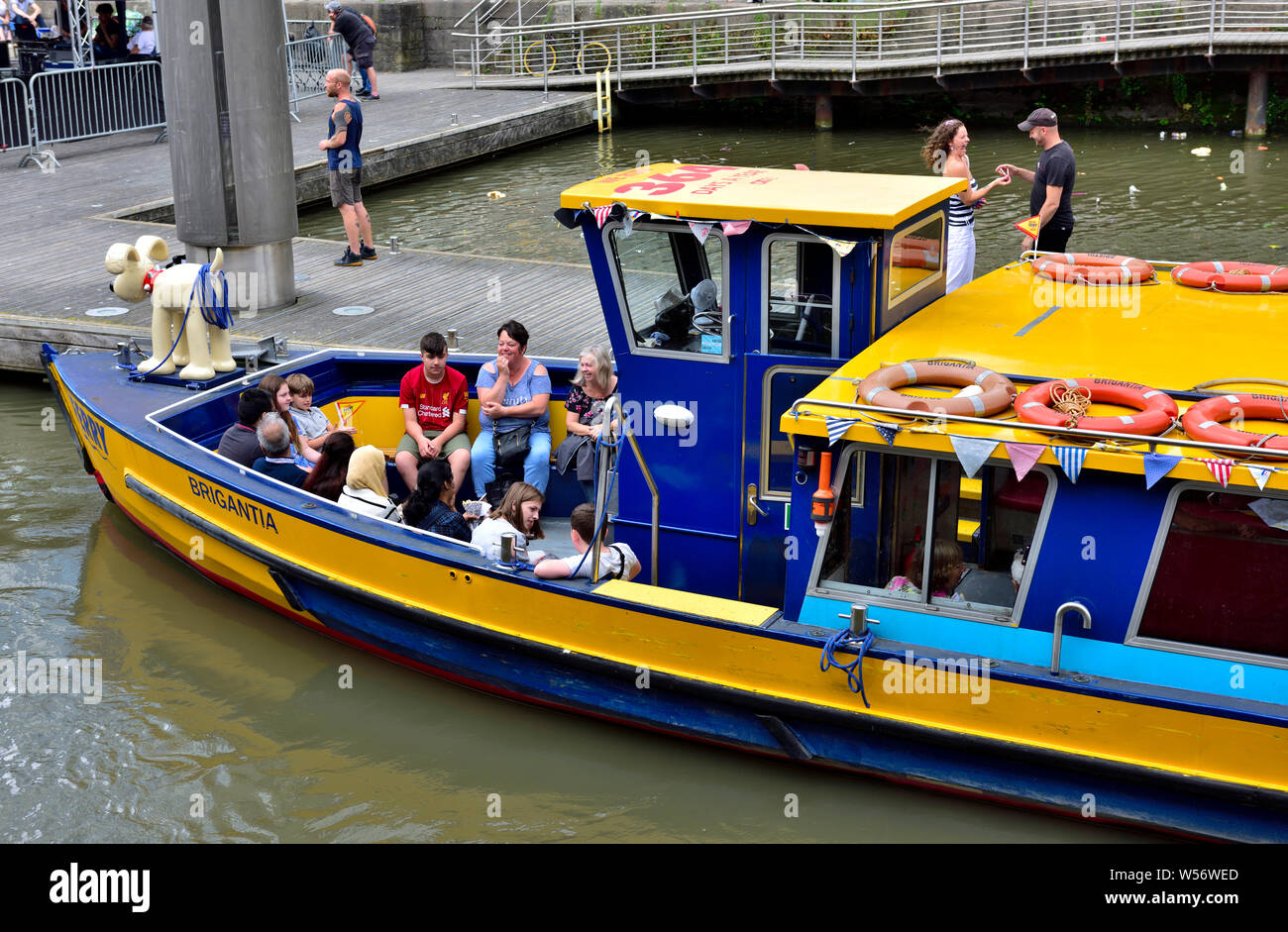 Fähre Passagiere laden am Dock von Cascade Schritte Landung in den Hafen von Bristol, Großbritannien Stockfoto