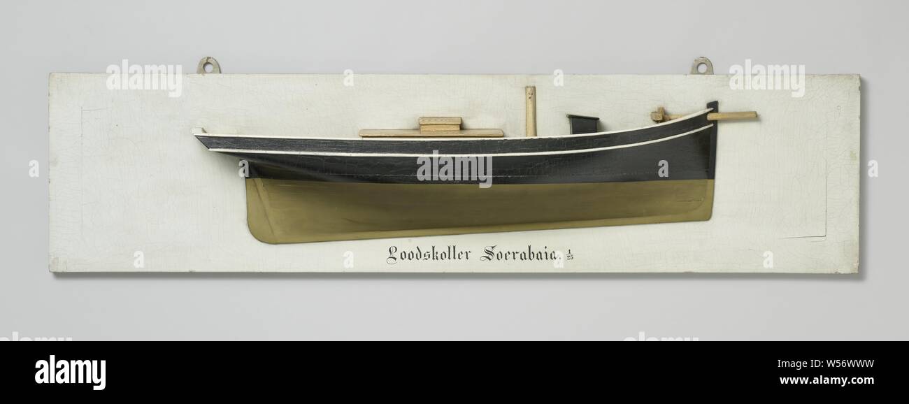 Die Hälfte Modell eines Pilot Cutter, Polychromed Blockmodell (?) (Steuerbord) eines einzigen mast Cutter. Vertikale stammen. Überhängenden Zaun mit kleinen, flachen Schild, Seitenruder mit runden Ruder (Amerikanische Ruder) und abgerundete Ruderblatt. An Deck ein Deck Struktur und eine Rampe. Die schiere läuft leicht an beide Enden, ein Reh. V-förmige Unterwasserschiff mit viel Lenkung laden. Der bugspriet ist neben dem Bug. Maßstab 1:25 (Maßstab)., Surabaya (Schiff), anonym, indonesischen Archipel, C. 1860 - C. 1880, Holz (Pflanzen), h 32,1 cm × w 130.2 cm x T 13,7 cm Stockfoto