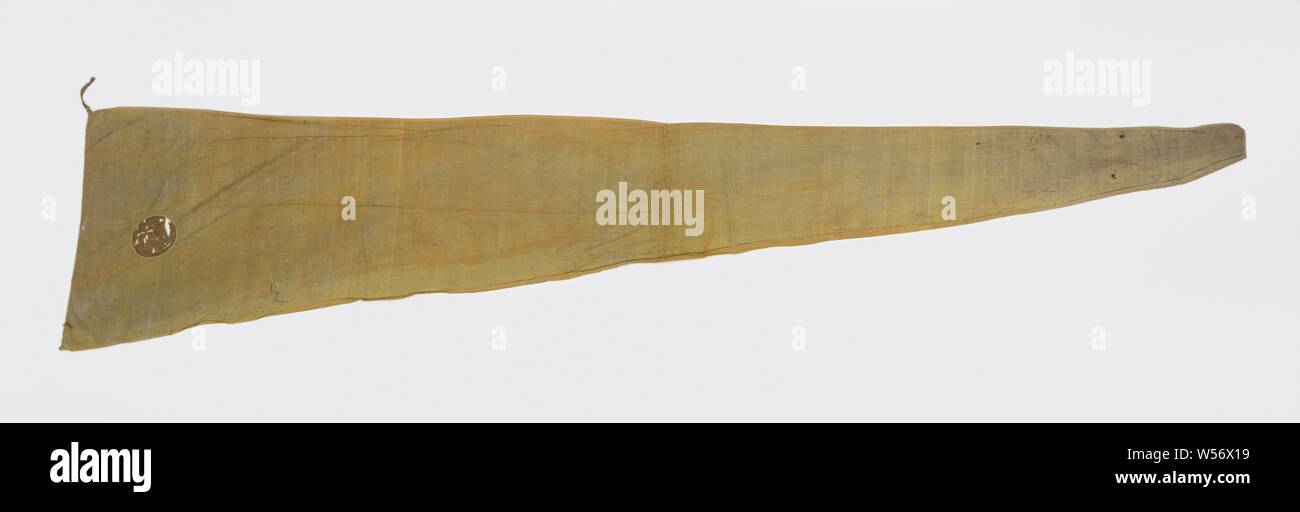 Wimpel, Lange gelbe Wimpel, rechtwinkliges Dreieck mit abgeschnitten, mit einem (ursprünglich blau) Kreis in der Hose, Flagge, Farben (als Symbol des Staates usw.), Niederländisch Ostindien, Die, anonym, indonesischen Archipel, C. 1750 - C. 1830, Leinen (Material), Baumwolle (Textil), h 63cm (max) x H 14 cm (min.) × W 298 cm Stockfoto