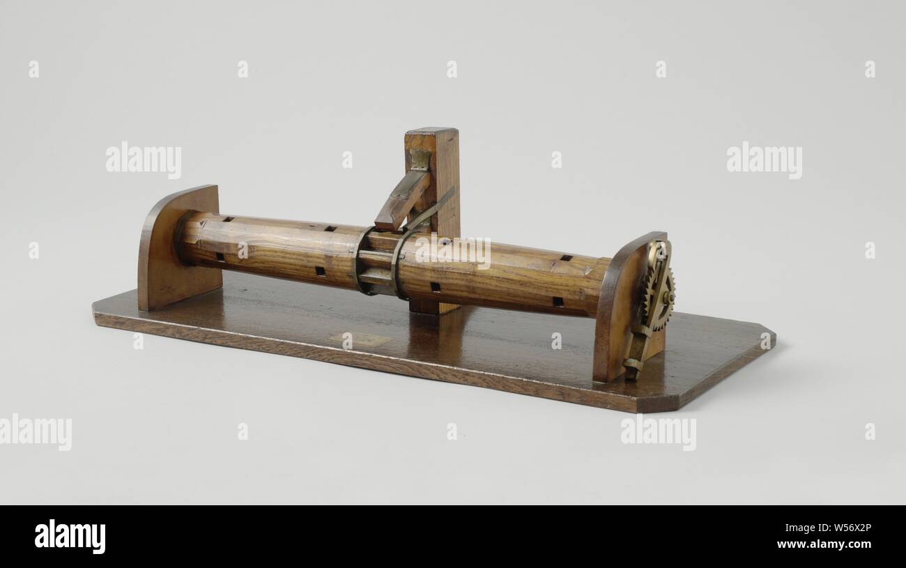 Modell einer Ankerwinsch, Modell eines rösten Spindel auf einer Diele. Die Trommel, die zwischen zwei Wangen ausgesetzt, hat acht durchgehende Löcher für Windenergie boomt: Die Röstung Spindel kann auch mit einem einzigen Wind boom auf der steuerbord Wange, die greift in ein Ritzel mit einer Sperrklinke betrieben werden. In der Mitte gibt es eine Stütze mit zwei Holz- und vier Metall Fänge, die in den Gang Teil der Trommel es gegen Zurückrollen. Maßstab 1:10 (Schätzung)., anonym, Niederlande, C. 1850, Holz (Pflanzen), Messing (Legierung), Modell: H 18 cm x W 60,8 cm x T 26,2 cm Verpackung Kapsel: h 23,5 cm x W 60,6 cm Stockfoto