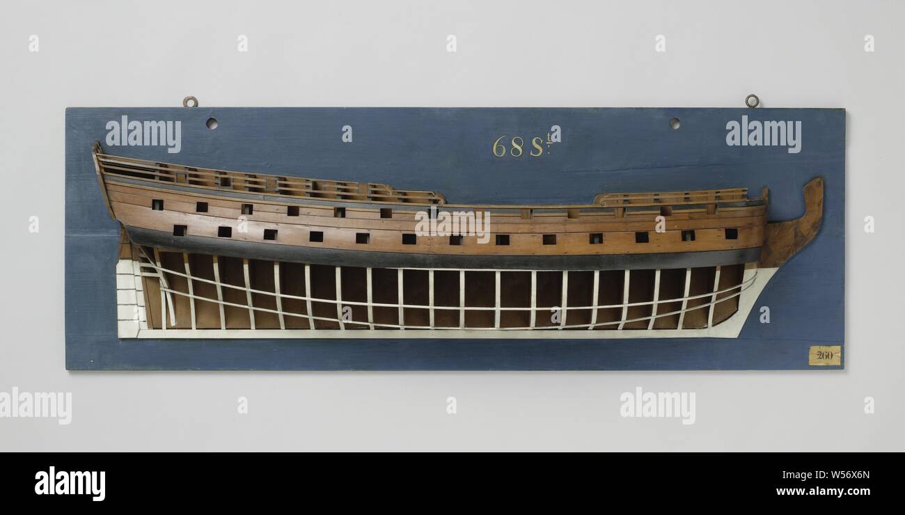 Die Hälfte Modell oder ein 68-Kanonen Schiff der Linie, Polychromed schimmel Modell (Steuerbord) eines 3-Mast mit etwas Dekoration. Einunddreißig Kanonenluken, verteilt auf drei Decks, die Haut der beiden gun Decks geschlossen ist, wird das Deck des oberen Kampagne geschlossen ist, liegt eine horizontale Form auf der Ebene der unteren Deck. Der Stern hat eine verdrehte Spiegel, in dem die Ration Holz angegeben ist. Hol Wulf, zwei-stöckige Zaun mit Wellenschliff obere Kante, keine Seite Galerie. Gerade Ruder mit quadratischen Ruder König, folgt unter der Ferse des Kiel und Ruder, an dem sieben Sätze werden angezeigt. Schiere aufsteigend nach hinten, zwei Stockfoto