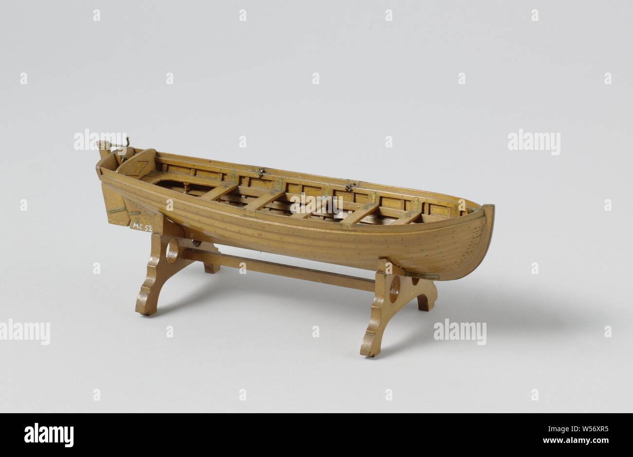 Modell eines Jolly Boat, Truss Modell auf einem Standard. Über - gefalzt Knöchel Schaluppe, Gespickten runde Truss mit fast flach steil und flache Spiegel, ein Vorplatz, vier rudern Grabhügel und Schienen und eine offene Kabine mit seitlichen Matten, einem Board und extra Stumpf. Der Bug wird kopiert. Leicht umrühren, Erz Deichsel ist nach oben gebogen. Auf separate Teile gibt es ein Boot Haken und vier Ruder., Rijkswerf Rotterdam, Rotterdam, C. 1819, Holz (Pflanzen), Messing (Legierung), h 7,2 cm × l 20,3 cm × w 6,4 cm Stockfoto