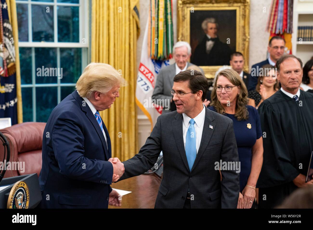 Us-Präsident Donald Trump, Links, beglückwünscht Verteidigungsminister Mark Esper die Vereidigung im Oval Office des Weißen Hauses Juli 23, 2019, Washington, DC. Stockfoto