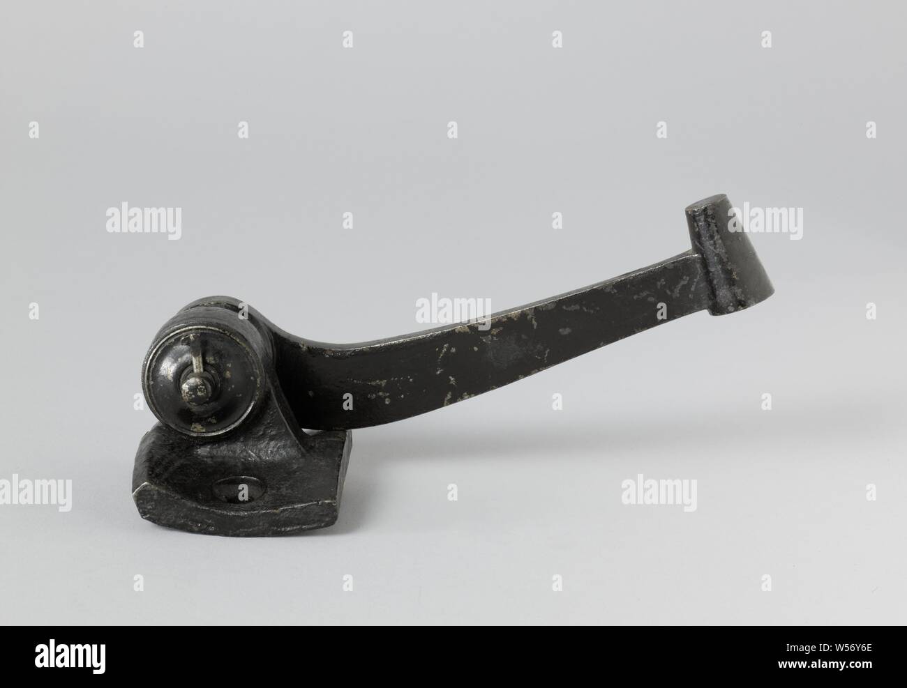 Gunlock (Percussion), Percussion Schloss bestehend aus einem einfachen Hammer auf einer Welle auf eine Sicherungsplatte, schwarz lackiert. Wie die Sicherungsplatte ist auf den Gewehren ist unklar. Die pull-off Seil um die Achse der hammer gedreht werden sollte., anonym, Russland, 1830-1834, Bügeleisen (Metall), Farbe (Beschichtung), h 6,4 cm x W 21 cm x d 7 cm Stockfoto