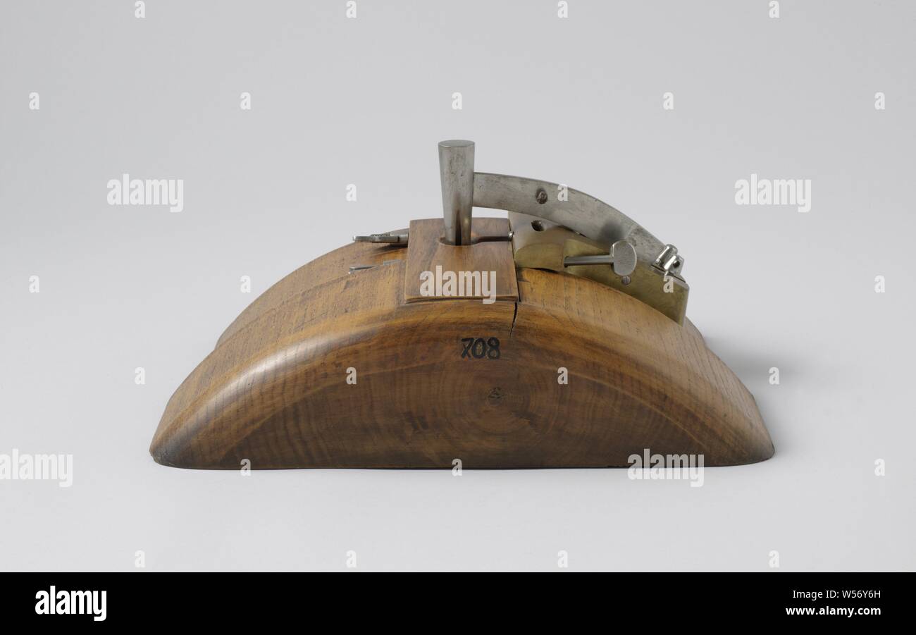 Gunlock (Percussion) auf einem Dummy Steißlage oder einen 30-Pfünder Kanone , Lock auf hölzernen Hinterteil eines 30-lbs-Kanone. Die Sicherungsplatte ist auf der rechten Seite gegen den Erhebung mit zwei Schrauben durch und zwei Schrauben in den Hinterteil montiert. Der Hammer dreht sich im rechten Winkel zum Zylinder. Der Leiter der Hammer hat einen Steckplatz für die Flamme von der Sonne Loch wenn gefeuert. Ein Loch für den pull-off Seil ist in der Welle, eine Platte in die Sicherungsplatte, durch die das Seil nach hinten geführt wird. Der hölzerne Verschluß ist, dass von einem kurzen Eisen Kanone von 30 Pfund, holländischen Modell. Rijkswerf, Amsterdam Stockfoto