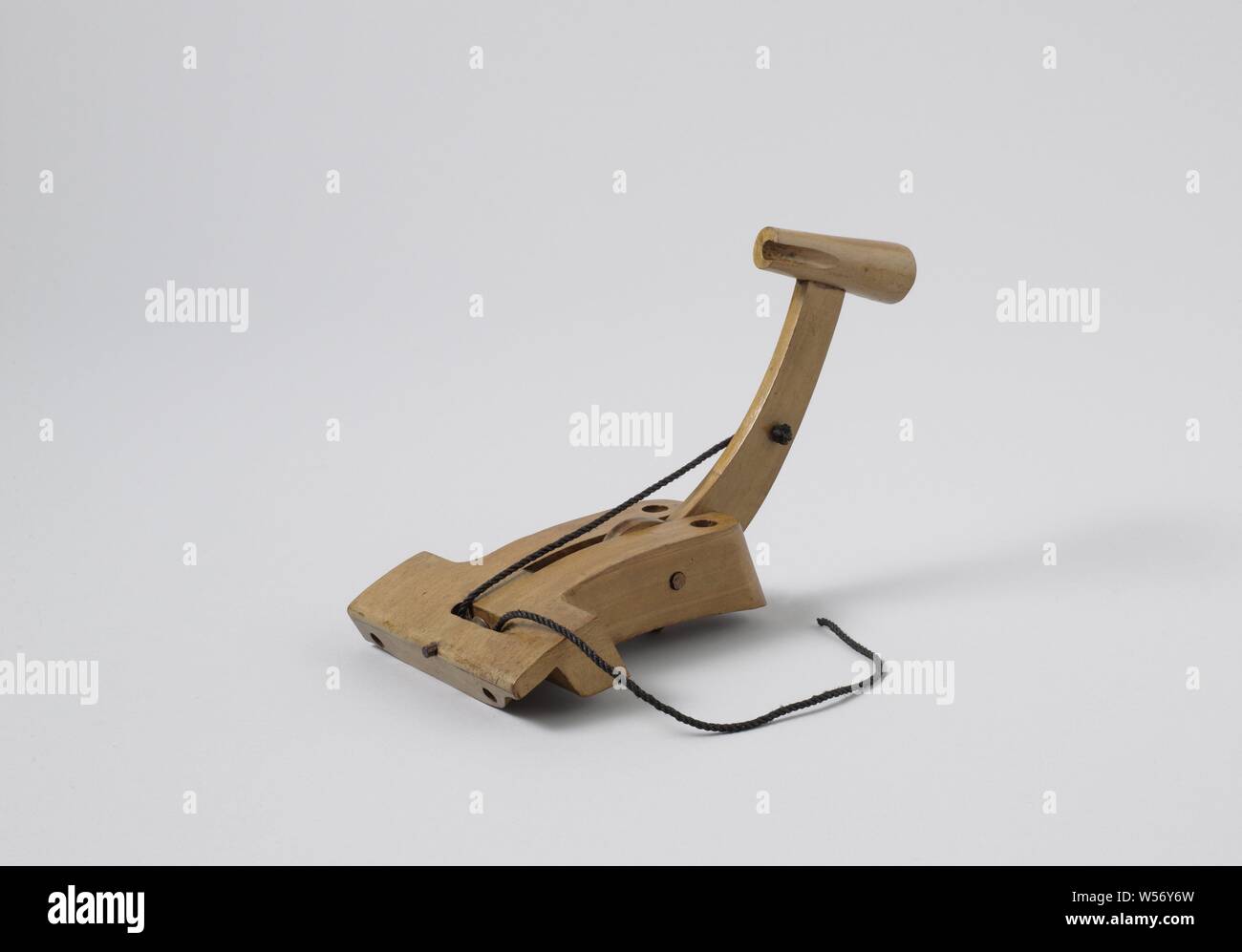 Modell eines Gunlock (Percussion), Holz- Modell einer Percussion sperren. Im Prinzip sind sie identisch, der Unterschied liegt in der Form der Sicherungsplatte, die unterscheidet sich je nach der Waffen, für die die Sperre vorgesehen ist. Die Sicherungsplatte muß auf der rechten Seite gegen den Erhebung mit zwei Schrauben durch und zwei Schrauben in den Hinterteil montiert werden. Der Hammer dreht sich im rechten Winkel zum Zylinder. Der Leiter der Hammer hat einen Steckplatz für die Flamme von der Sonne Loch wenn gefeuert. Ein Loch für den pull-off Seil ist in der Welle, eine Platte in die Sicherungsplatte, durch die das Seil geführt wird. Stockfoto