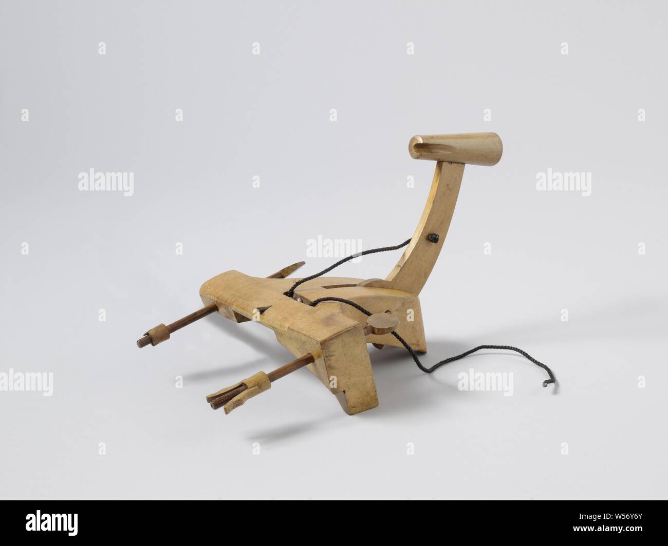 Modell eines Gunlock (Percussion), Holz- Modell einer Percussion sperren. Im Prinzip sind sie identisch, der Unterschied liegt in der Form der Sicherungsplatte, die unterscheidet sich je nach der Waffen, für die die Sperre vorgesehen ist. Die Sicherungsplatte muß auf der rechten Seite gegen den Erhebung mit zwei Schrauben durch und zwei Schrauben in den Hinterteil montiert werden. Der Hammer dreht sich im rechten Winkel zum Zylinder. Der Leiter der Hammer hat einen Steckplatz für die Flamme von der Sonne Loch wenn gefeuert. Ein Loch für den pull-off Seil ist in der Welle, eine Platte in die Sicherungsplatte, durch die das Seil geführt wird. Stockfoto