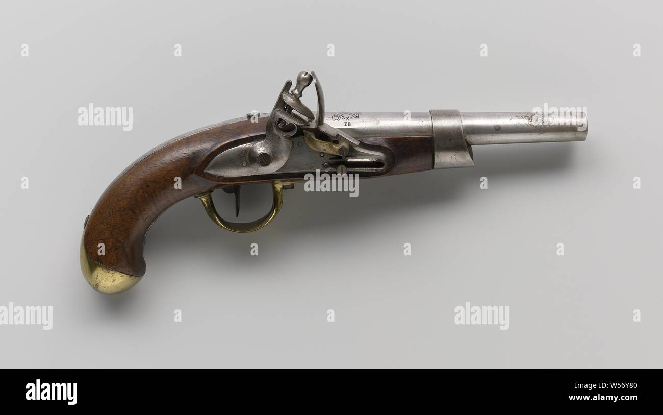 Flintlock Pistol, Flint Vorspannung Gewehr, das Laden von Stick fehlt. Das Barrel, mit gekreuzten Anker eingerichtet, in der Schublade mit einer Halterung, die wiederum an die Schublade mit einem Schwanz befestigt ist beigefügt. Haube, Abzugsbügel und Pan sind aus Messing. Einfache Eisen Feuerstein sperren. Gegenüber dem Schloss ist eine Halterung auf der Schublade, mit denen die Waffe an einem Riemen aufgehängt werden kann. In den meisten Fällen diese Pistole entspricht der Pistole für die schwere Kavallerie M 1820, Niederlande, anonym, 1825, Eisen (Metall), Messing (Legierung), Holz (Pflanzen), l 34,5 cm × C 17 mm Stockfoto