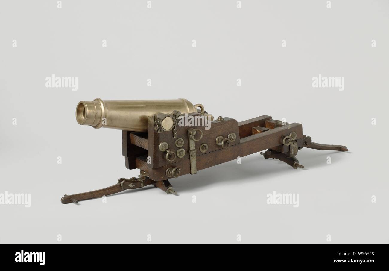 Modell eines 60-Pfünder Carronade auf einer Folie, Modell eines 60-lbs-carronade mit Taps, auf einem Schlitten für eine Küstenstadt Batterie, mit zwei vorderen Autos. Die 51 cm langen Lauf hat ein Kaliber von 50 mm, eine einfache sun Loch in die höchste dekorative Draht band, und eine Flache, dichte Traube, unter denen die elving Schraube in der Bügelsohle montiert ist. Die Beförderung besteht aus zwei parallelen Wangen, die mit einem kleinen Kalb angeschlossen, zwei schwere Kreuz Bars und der Bügelsohle. Die Beförderung besteht aus zwei parallelen Balken unter den Wangen, durch einen Querträger an der Vorderseite und zwei an der Rückseite, zwischen denen zwei Räder Stockfoto