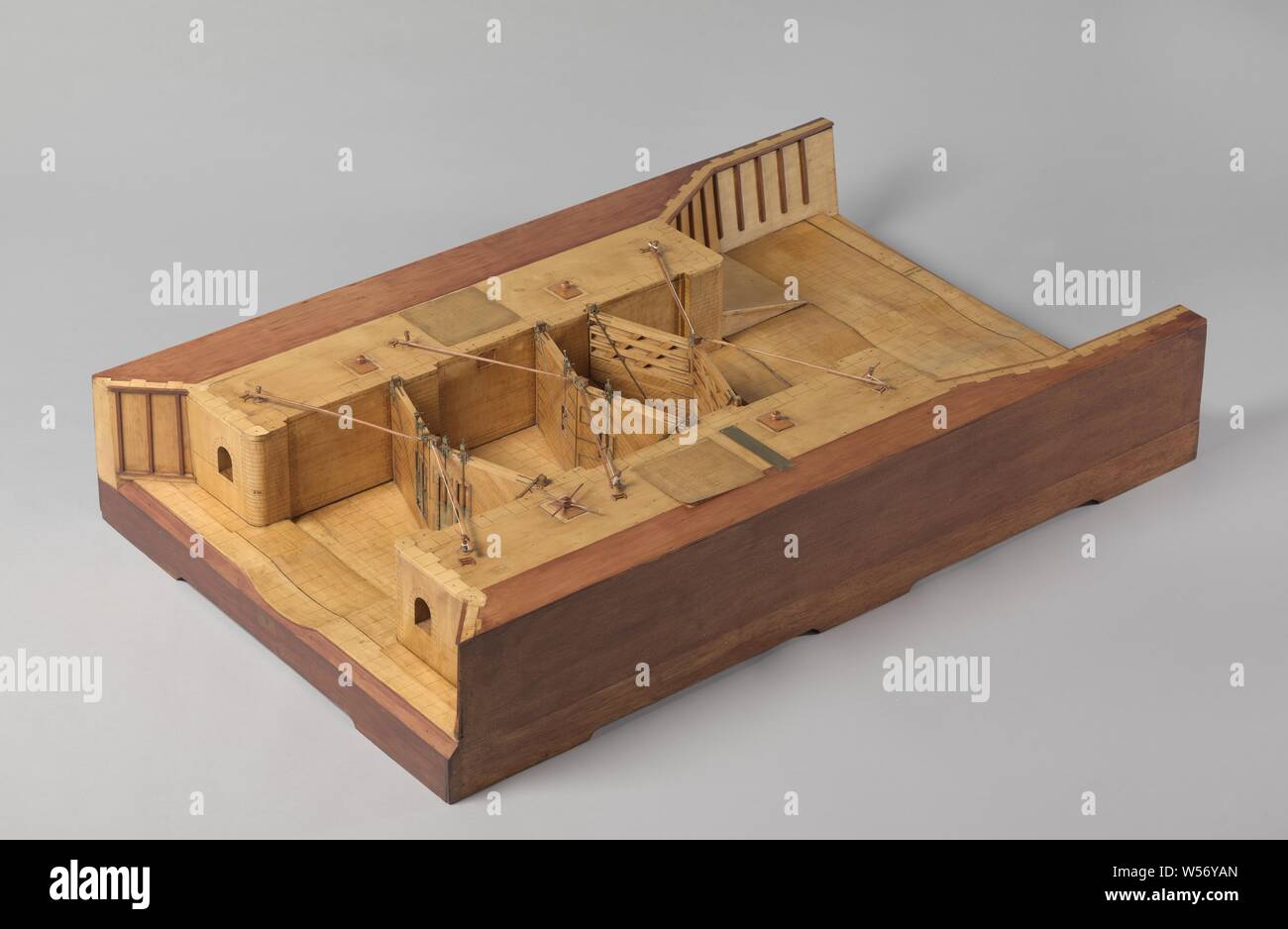 Modell der Sperre für das Becken auf die Spülung, Bau Modell einer Verriegelung mit drei Paaren von Türen für ein Dock. Das Modell zeigt die Verbesserungen und Reparaturen an der Lock Stock, die 1847-1848 durchgeführt wurden. Die Schleusentore sind von hohen Bäumen auf SPILLE am Ufer betrieben, so genannte push-Pressen. Die Flut Türen auf der Seite der Sperre nach außen öffnen, haben Sie kein Auslauf. Die verbleibenden zwei Paare von Türen sind tiefschwarz und Türen öffnen nach Innen, dem Mittleren Paar hat geringen Abflüssen, die innere Paar hat die Kanalisation nur unter dem niedrigen Wasserstand. Eine erhöhte Schwelle zwischen der Flut Türen Stockfoto