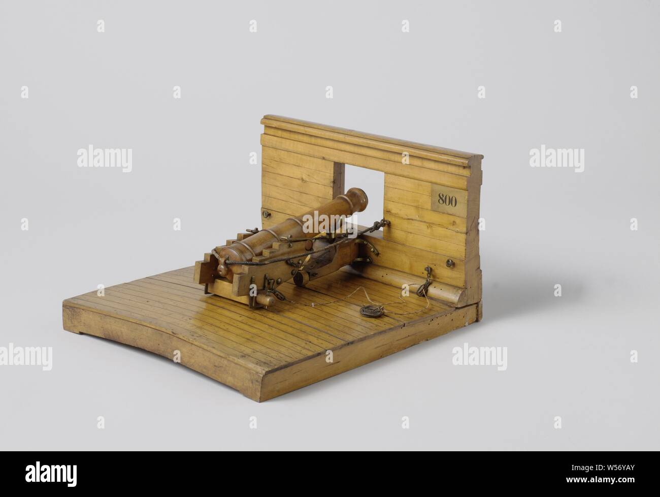 Modell eines 30-Pfünder Kanone auf Deck, Modell eines 30-lbs-Kanone auf einem Marshall Berg auf einem Schiff Teil mit Teil der Wand des Schiffes, unvollständig. Holzfass, 22.5-23 cm lang, hat nicht gebohrt wurde, hat es einen Flachbild Traube mit Lichtbrechung Ring. Das Gehäuse besteht aus zwei Teilen. Den vorderen Teil des Tores Schwelle mit einer Spindel Schraube in schwerem Messing Halterungen befestigt ist, es ist ein schwerer Holzblock mit einem querliegenden Laufräder unter zum Backen und ein Heavy Metal Ziel, auf dem das Fass im Sattel liegt. Die hintere Spreu, Verengung von vorne, besteht aus zwei Backen mit vier Schritte jedes Stockfoto