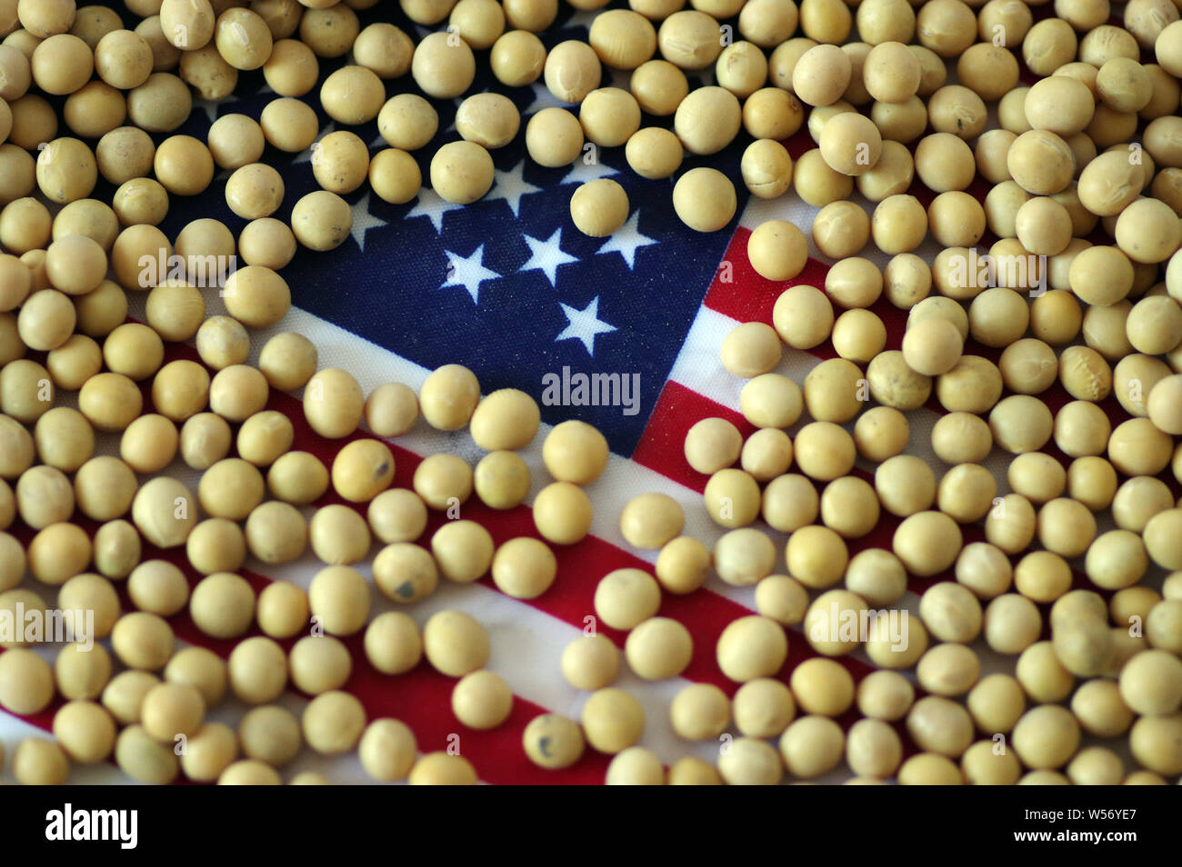 ---- Blick auf importierte Sojabohnen mit einer US-Flagge in Ji'Nan, der ostchinesischen Provinz Shandong, 8. April 2018. Staatliche chinesische Unternehmen im Besitz boug Stockfoto