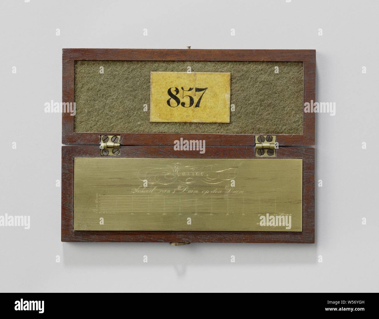 Dezimal, Messing zeichnungsmaßstab von 100 mm, eine auf einer, in einer Holzkiste mit einem grünen Blatt Futter., D. van den Bosch (auf Objekt erwähnt), Rotterdam, 1821, Messing (Legierung), Holz (Pflanzen), Tuch, h 1.6 cm x W 16 cm x d 6,2 cm Stockfoto