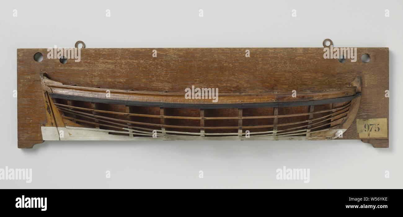 Die Hälfte Modell einer Starten, Polychromed schimmel Modell (Steuerbord) einer Sloop. Die Haut über der Bar Holz ist geschlossen. Flache Spiegel, hohlen Wulf, geschlossenen Tor, große Ruder. Die schiere geht bis zu den beiden Enden, eine barwood. Höhepunkt Blütenstand., anonym, Niederlande, C. 1780 - C. 1820, Holz (Pflanzen), h 18,3 cm x W 61,9 cm x T 8,9 cm Stockfoto