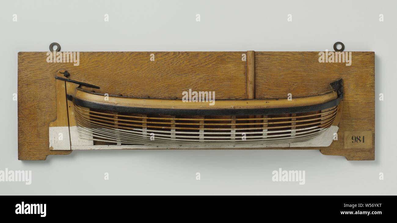 Die Hälfte Modell eines Poon, Polychromed schimmel Modell (Steuerbord) von einem Master. Die Haut über der Bar Holz ist geschlossen. Runde Stern, große Ruder dekoriert mit Ruder Kopf und Deichsel über das Deck. Die schiere läuft bis zu beiden Enden, eine barwood. Runde bilge., anonym, Niederlande, C. 1780 - C. 1820, Holz (Pflanzen), h 22 cm x W 65,4 cm x T 9,2 cm Stockfoto