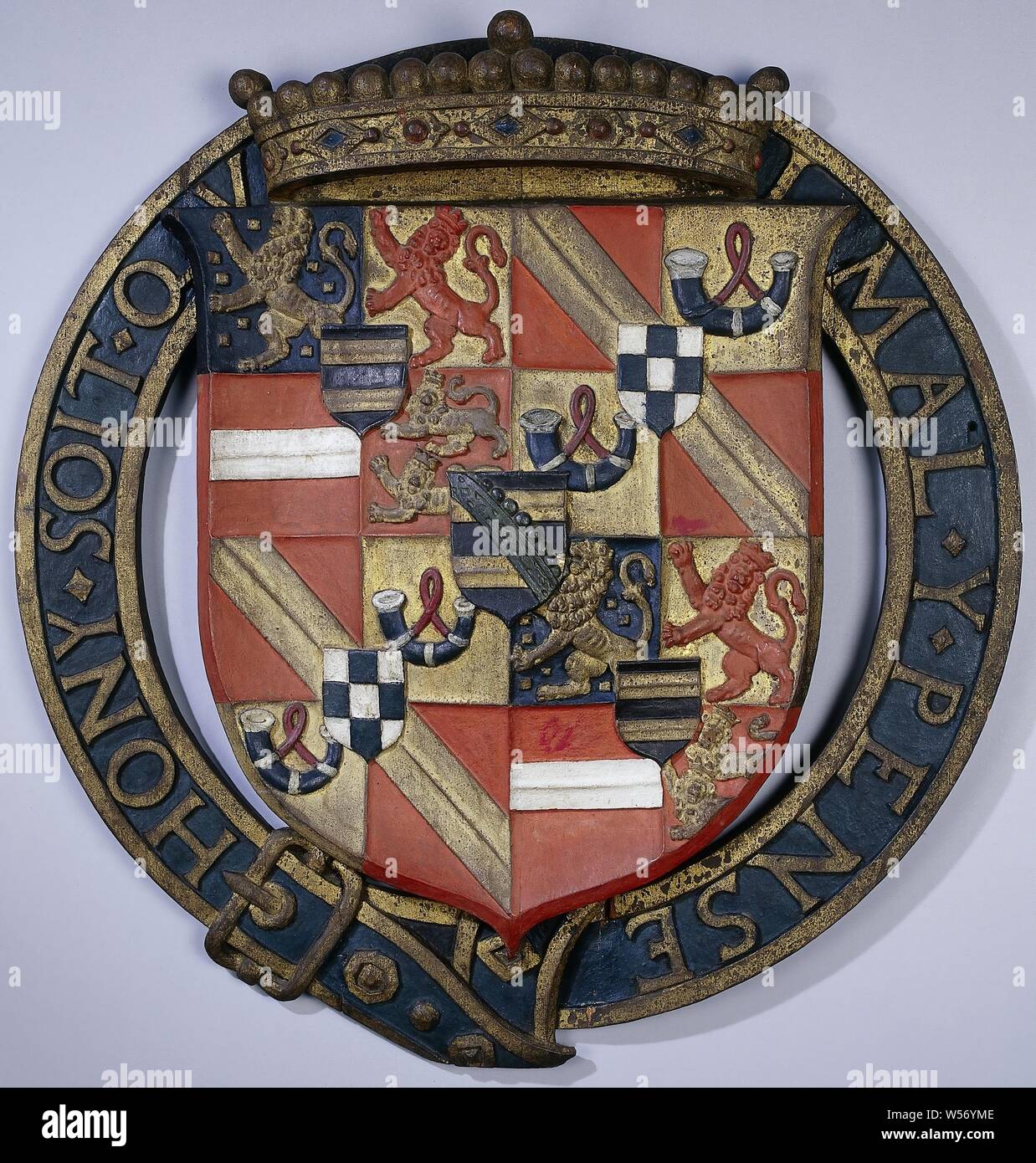 Wapenbord van Prinz Maurits mit dem Motto der englischen Reihenfolge der Strumpfband, Wapenbord aus (auch in Zukunft) polychromed Holz. Das Wappen ist von einem Wald umgeben - geschnitzte Gürtel mit dem Motto der englischen Reihenfolge der Strumpfband, die Prinz Maurits im Jahr 1613 ausgezeichnet wurde. Das Motto "Hony soit qui mal y Pense". Im Herzen Schild ist die Waffe der Sachsen mit einer horizontalen Golden Bar ist die Waffe der Meurs. In der ersten und dritten Viertel das Wappen von Meurs (diese letzte wahrscheinlich einen Fehler gemacht, statt einer Golden Bar, hier zwei goldene Balken auf Schwarz), Maurits (Prince Stockfoto