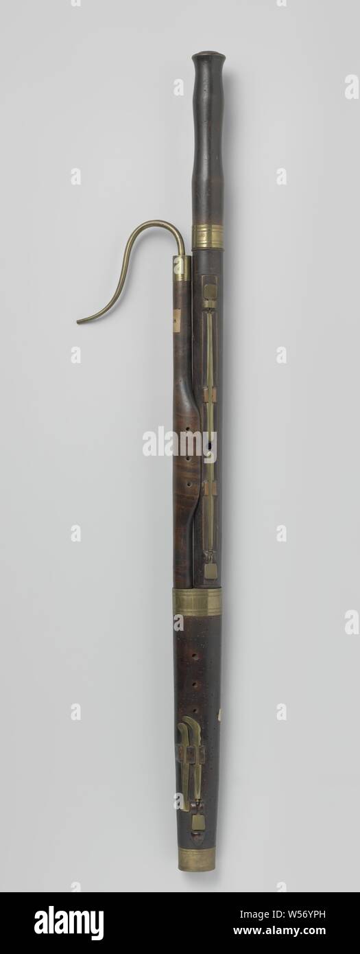 Fagott, einem dunkelbraunen Holz Fagott mit acht Ventilen, sieben Bohrungen und vier Leitungen. Die Kupferteile sind feuer verzinkt. Das Instrument ist leicht beschädigt. Der bläst Zuckerrohr fehlt. Fagott, Joh. Van Stokkum, in 1830-32 Personal Musiker mit dem 18 Infanterie der Joh. Van Stokkum, Heinrich Grenser, Dresden, C. 1800 - C. 1813, kupfer (Metall), Seil, Holz (Pflanzen), Stahl (Legierung), Sägen, l 118,6 cm × w 18,0 cm x T 7,0 cm Stockfoto
