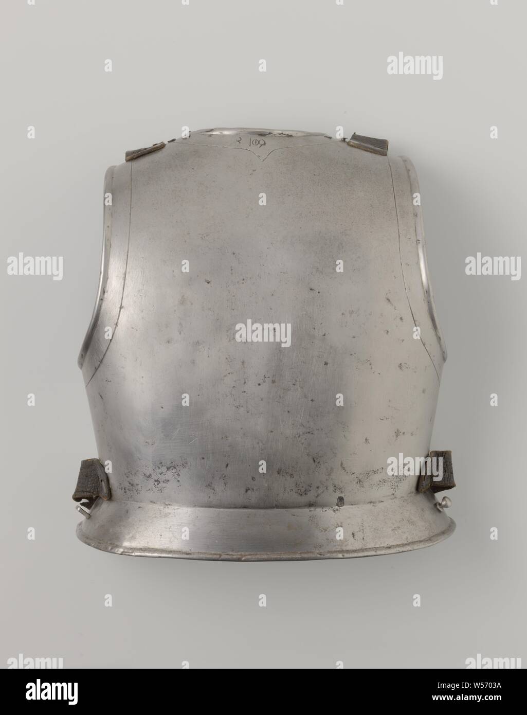 Hintere Platte des halben Rüstung, die hintere Platte, Bügeleisen, leer, der Arm- und Hals Cut-outs sowie am unteren Rand der lumbalen Streifen mit Flansch um. Auf beiden Seiten der Ausschnitt zwei ziemlich große genieteten leder riemen, um die Tasche befestigt werden kann, an der Unterseite, direkt über der lumbalen Kragen genietet und Schnalle Gürtel der Middle Belt. Auf der rechten Seite unter einem durchbohrten Taste, auf der linken Seite eine genietete Auge. Unterhalb der Halslinie ist 8 109. Die Innenseite ist schwarz lackiert., anonym, Noord-Europa, C. 1575 - C. 1625, Bügeleisen (Metall), Leder, H 39,8 cm x L 18,5 cm x W 40 cm Stockfoto