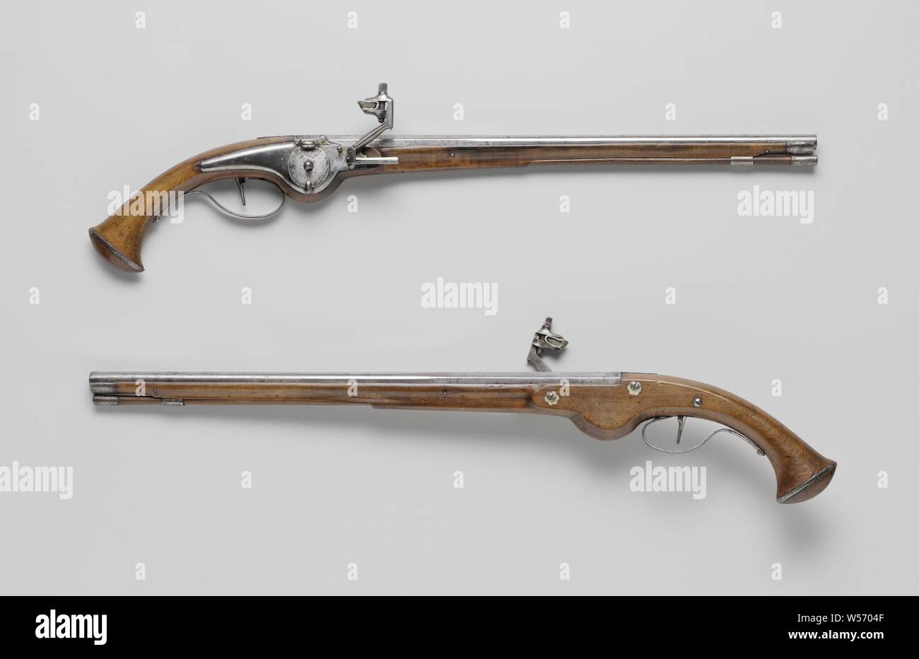 Paar Pistolen und eine Kugel im Zusammenhang mit dem Tod von Friedrich Wilhelm von Nassau, stadthalter von Friesland Radslotpistool von Willem Frederik van Nassau, Pistole mit radslot, Teil des Paares. Flache Sicherungsplatte, schmal Abgefackelt von hinten, mit zwei Schrauben einschließlich Beine Rosetten behoben. Spaziergang 8-seitig auf der Rückseite, Runden drehen. Schublade ist schmucklos, mit der Eisernen Front. Kolben ist schmucklos. Reste der Dekoration an der Unterseite des Eisernen Abzugsbügel. Die Ladung von einer der Pistolen ist erhalten geblieben, Niederlande, Willem Frederik Graf von Nassau-Dietz, anonym, Niederlande Stockfoto