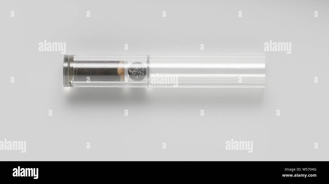 Paar Pistolen und eine Kugel im Zusammenhang mit dem Tod von Friedrich Wilhelm von Nassau, stadthalter oder Friesland Kogel, aus einer der Pistolen von Willem Frederik van Nassau, Kogel von einer der Pistolen. In Perspex-koffer, Niederlande, Willem Frederik Graf von Nassau-Dietz, anonym, Niederlande (möglicherweise), C. 1650, Bügeleisen (Metall), Walnuss (Hartholz), Knochen (Material Stockfoto