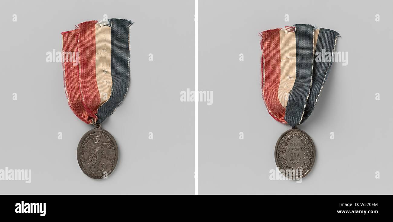 Schlacht von Doggersbank, Medaille von William V, Prinz von Oranien-nassau geehrt durch die subalternen Offiziere, Unteroffiziere und Kadetten, die in der Schlacht teilgenommen hatte, Silber ovale Medaille auf der Ringschraube, Stützring und rot-weiß-blauen Band. Vorne: Winged Victory mit Lorbeerkranz und Palm Zweig in der Hand, stehend auf dem Bug eines antiken Schiff, zusätzlich Inschrift in der Beschreibung. Rückwärtsgang: Inschrift im Lorbeerkranz und Inschrift., Doggersbank, Johann Heinrich Schepp (Kopieren nach), Den Haag, 1781 und/oder 1781, silber (Metall), textile Materialien, Gründung, l 4,4 cm × l Stockfoto