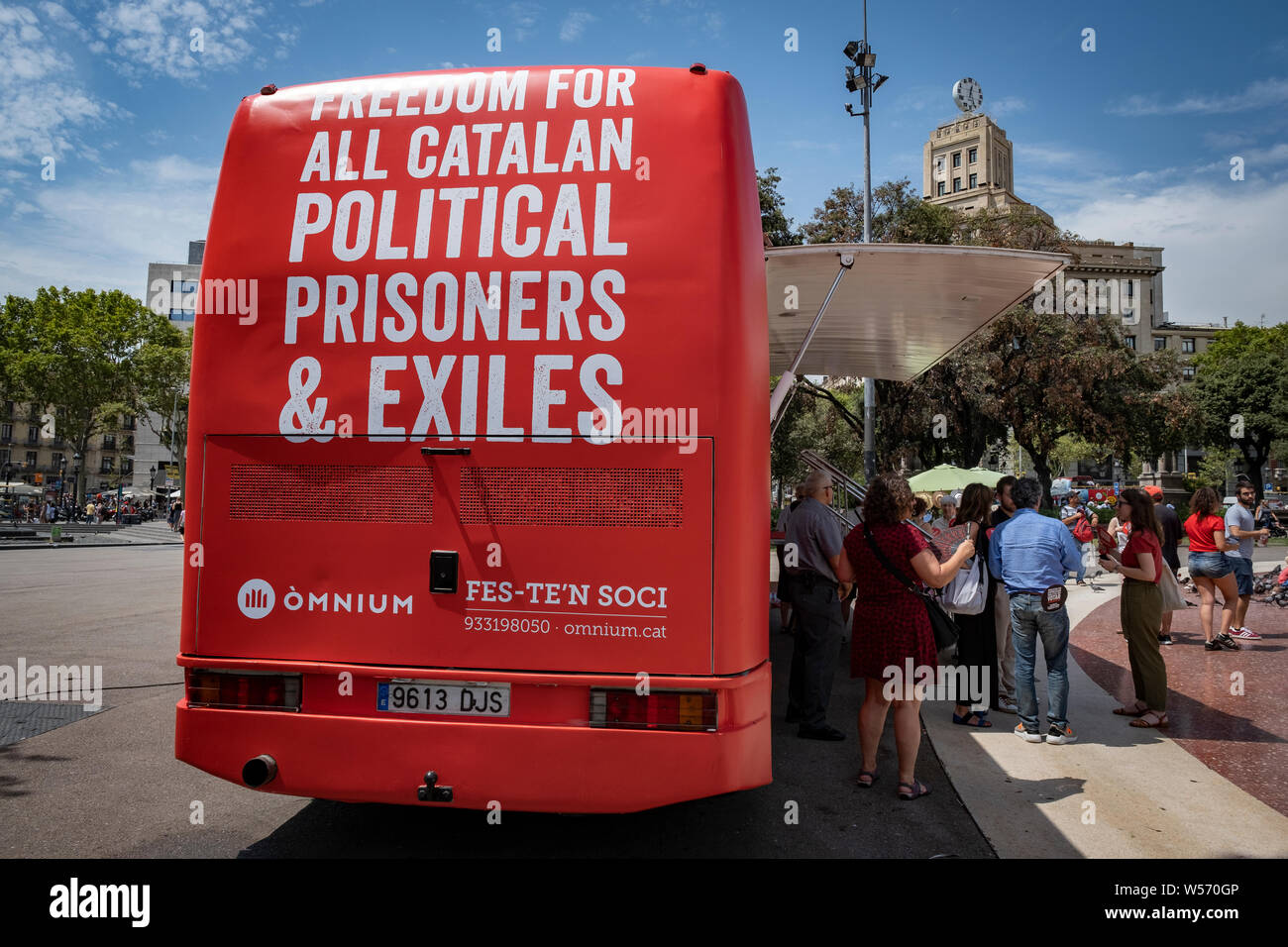 Die Kampagne Bus mit Slogans am Catalunya Plaza in Barcelona gesehen gekennzeichnet. Der katalanischen Unabhängigkeit Einheit Òmnium kulturelle hat die Kampagne 'Ho tornarem ein Fer' präsentiert, wir werden es wieder tun. Der Bus, Bildschirm mit Slogans bedruckt, wird im Sommer 40 Städte an der katalanischen Küste verurteilte die Unterdrückung und bekräftigt das Engagement für die Verteidigung der Grundrechte zu besuchen. Stockfoto