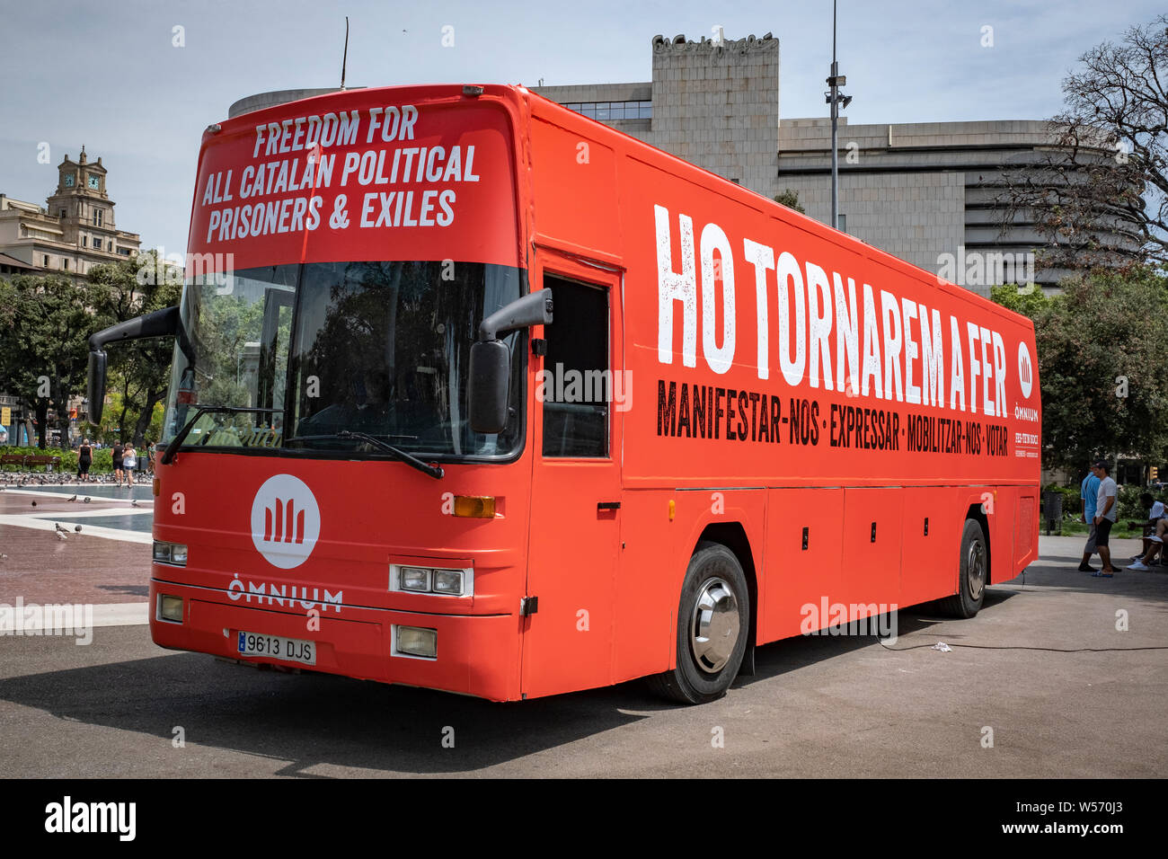 Die Kampagne Bus mit Slogans am Catalunya Plaza in Barcelona gesehen gekennzeichnet. Der katalanischen Unabhängigkeit Einheit Òmnium kulturelle hat die Kampagne 'Ho tornarem ein Fer' präsentiert, wir werden es wieder tun. Der Bus, Bildschirm mit Slogans bedruckt, wird im Sommer 40 Städte an der katalanischen Küste verurteilte die Unterdrückung und bekräftigt das Engagement für die Verteidigung der Grundrechte zu besuchen. Stockfoto