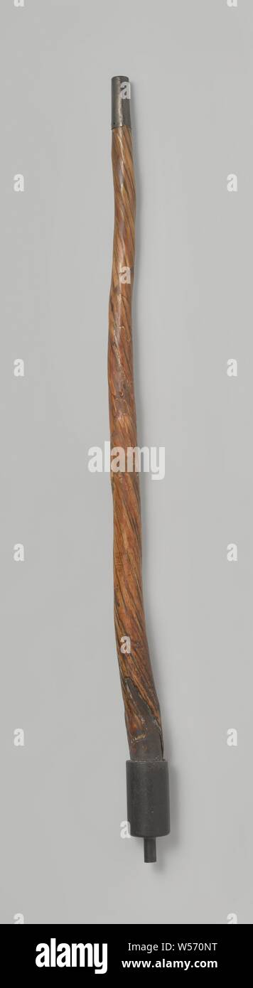 Einhorn Hörner, Narwalt Zahn mit Rune Markierungen, twisted Horn mit silber Verschraubungen an der Unterseite. Rune Markierungen auf dem Horn eingraviert sind., Mariakerk, Utrecht, Hendrik IV (römisch-deutschen Kaisers), anonym, Noordwest-Europa, C. 1000 - C. 1099, Elfenbein, Gravieren, l 139 cm Stockfoto