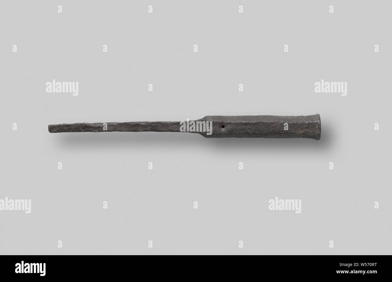 Haken, Haken bush Bush mit viereckigen Stange und flachen Rücken. Die Stange verlängert auf achteckigen Barrel. Am unteren Rand des Fasses, unmittelbar nach der Erweiterung ist der Haken. Der Haken hat die Form eines rechtwinkligen Dreiecks. Kleine Sonne Loch an der Oberseite der Schleife. Den Mund leicht geöffnet und ist mehr oder weniger abgerundet. Der Haken Buchse ist sehr rauh. Es gibt viele Unregelmäßigkeiten auf der Oberfläche und Unregelmäßigkeiten in der Form., C. 1400 - C. 1450, Bügeleisen (Metall), Schmieden, l 58,5 cm d 36 mm w 10,9 cm w 4 kg h 12,5 cm × w 197 cm x T 78 cm × w 22 kg mit 172 kg. Stockfoto