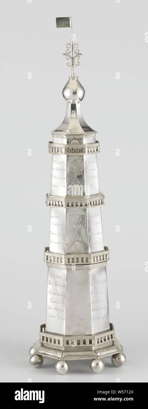 Gewürz Behälter in der Form des Turms von St. John's Kathedrale in Den Bosch, Silber Spice jar, in der Form eines Turms, bestehend aus drei zusammenhängenden, achteckigen Teile, umgeben von vier Balustraden. Der Pot wird von einer Turmspitze mit Windfahne gekrönt und ruht auf einem Sockel aus Gusseisen und acht Kugelfüßen. Ein Gedicht ist auf sieben Seiten aller Teile, Turm, Turm, Monument Verzierung graviert, 's-Hertogenbosch, St. John's Cathedral, Frederik Hendrik (Prinz von Oranien), Pieter Jansen, anonyme, Hitzegefühl, 1629, silber (Metall), Gravieren, h 38,6 cm × w 628 gr d 10,6 cm Stockfoto