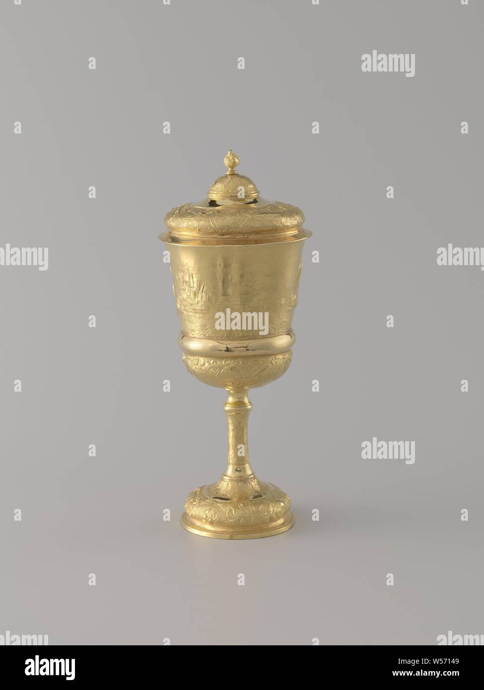 Kanne von Cornelis Schrijver, Schale auf eine runde, gewölbte Fuß, auf die Schalen von Muscheln. Hohlen Stamm mit Gravierten verlässt, trägt einen Kelch-förmige cuppa mit einem glatten Band auf der Unterseite umgeben: Auf der Unterseite sind nautische Attribute, über der ein Relief als Kampf eines Hafens dargestellt wird. Den Deckel, gekrönt von einem kahlen Knospe, unter einem Kranz geprägte Akanthusblättern, unten drei Mal die gleiche gekrönte Wappen (ADMIRALITÄT von Amsterdam) auf die gekreuzten Anker und Waffe Trophäen, Segeln, Schiff, Segelboot, Algier, Cornelis Schrijver, Admiralität von Amsterdam, Jan Lanckhorst (zurückzuführen auf Stockfoto Kanne von Cornelis Schrijver, Schale auf eine runde, gewölbte Fuß, auf die Schalen von Muscheln. Hohlen Stamm mit Gravierten verlässt, trägt einen Kelch-förmige cuppa mit einem glatten Band auf der Unterseite umgeben: Auf der Unterseite sind nautische Attribute, über der ein Relief als Kampf eines Hafens dargestellt wird. Den Deckel, gekrönt von einem kahlen Knospe, unter einem Kranz geprägte Akanthusblättern, unten drei Mal die gleiche gekrönte Wappen (ADMIRALITÄT von Amsterdam) auf die gekreuzten Anker und Waffe Trophäen, Segeln, Schiff, Segelboot, Algier, Cornelis Schrijver, Admiralität von Amsterdam, Jan Lanckhorst (zurückzuführen auf Stockfoto