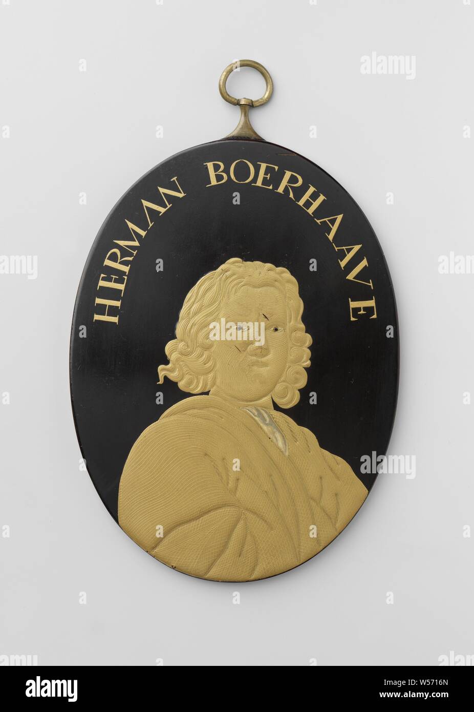 Herman Boerhaave, ovale Plakette auf, die in der unteren Hälfte ein Porträt Büste eines Mannes (H. Boerhaave) mit dem Kopf nach rechts gedreht. Er hat die halbe langes lockiges Haar. Er trägt einen weiten Umhang mit einem Schal. Das Porträt ist golden: glänzend und mit Schattierung, sowie die Inschrift. Der Hintergrund ist schwarz, Hermanus Boerhaave, anonym, Japan, 1775-1800, kupfer (Metall), Lack (Beschichtung), Lackieren, h 11,7 cm x B 8,8 cm x T 0,4 cm Stockfoto