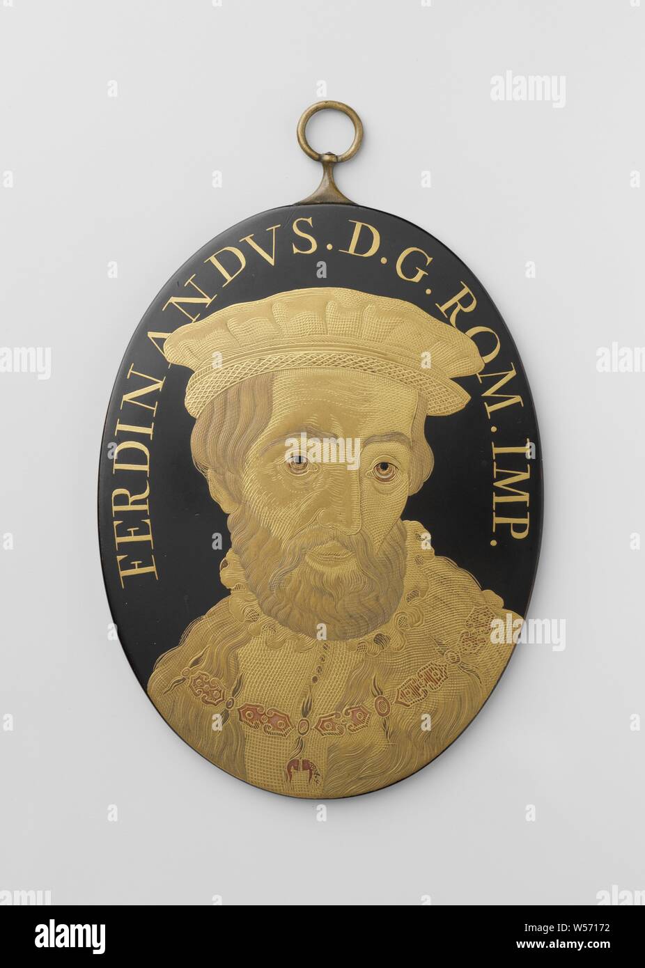 Ferdinand I., ovale Plakette mit einer Portraitbüste von Ferdinand I. mit Kopf leicht nach rechts gedreht. Er hat einen Schnurrbart und Bart und trägt eine Kappe (BERET). Er trägt einen Mantel über seine Kleidung mit gezacktem Kragen. Das Gehäuse ist mit einer Schließung von 5 links geschlossen. Randprägung: Front: FERDINANDVS. D.G. ROM. IMP. Rückwärtsgang: FERDINANDVS Austiriacus. Kompl. uri. in Hispania Nat. "Imp. ein. Viii. Di. ls edentib. Paulo IV und PIO IV. Die cessit. Ein Ch. MDLX. Portrait golden. Drehbare Öse, Ferdinand I. von Habsburg (Deutscher Kaiser), anonyme, Japan, 1775-1800, Lack (Beschichtung), kupfer (Metall Stockfoto