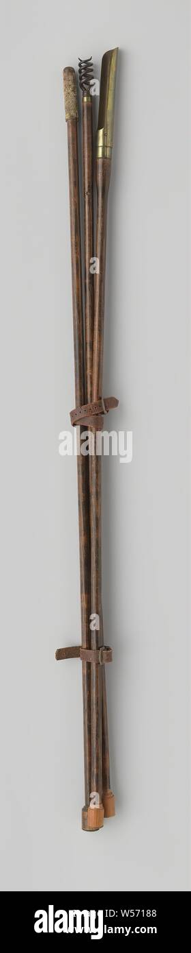 Wischer, einem runden Holzstab mit einem leicht geweitete Top End um die weißen Schaffell stecken geblieben ist. Der Stoff ist abgenutzt und das Holz ist durch sie sichtbar. An der Unterseite der Stick ist eine Spule mit einem flachen Boden. Eine Kupferplatte hat auf der Unterseite gestempelt worden., 1700 - 1800, Holz (Pflanzen), kupfer (Metall), schneiden, l 177 cm x t 4 cm Stockfoto