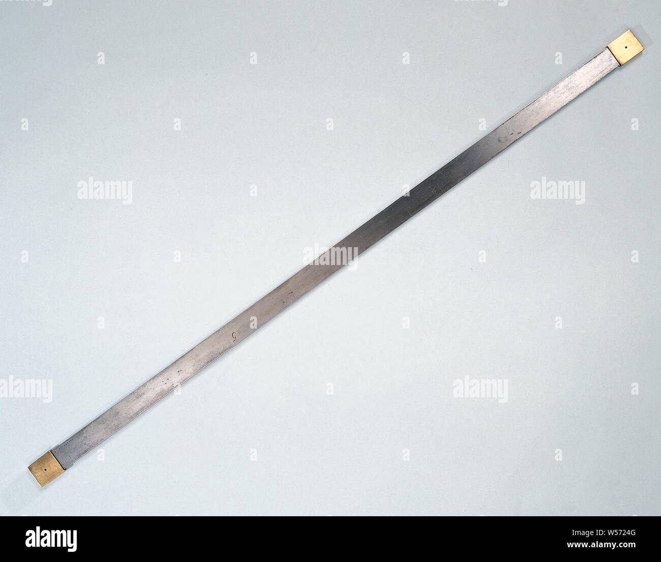 Deux mètres, Bügeleisen Stab mit abnehmbaren Kupfer endet. Messung an der Vorderseite in Dezimeter, von 10 bis 20, die auf der Rückseite in Stücken von 33,3 cm, vom 3. bis 6. Vordere Inschrift: M. Rückwärtsgang: SE und Unterschrift: BARADELLE EIN PARIS., Baradelle, Paris, 1800 - 1825, Bügeleisen (Metall), kupfer (Metall), markanten (Metallverarbeitung), w 100,2 cm × d 3,3 cm x H 1,2 cm Stockfoto