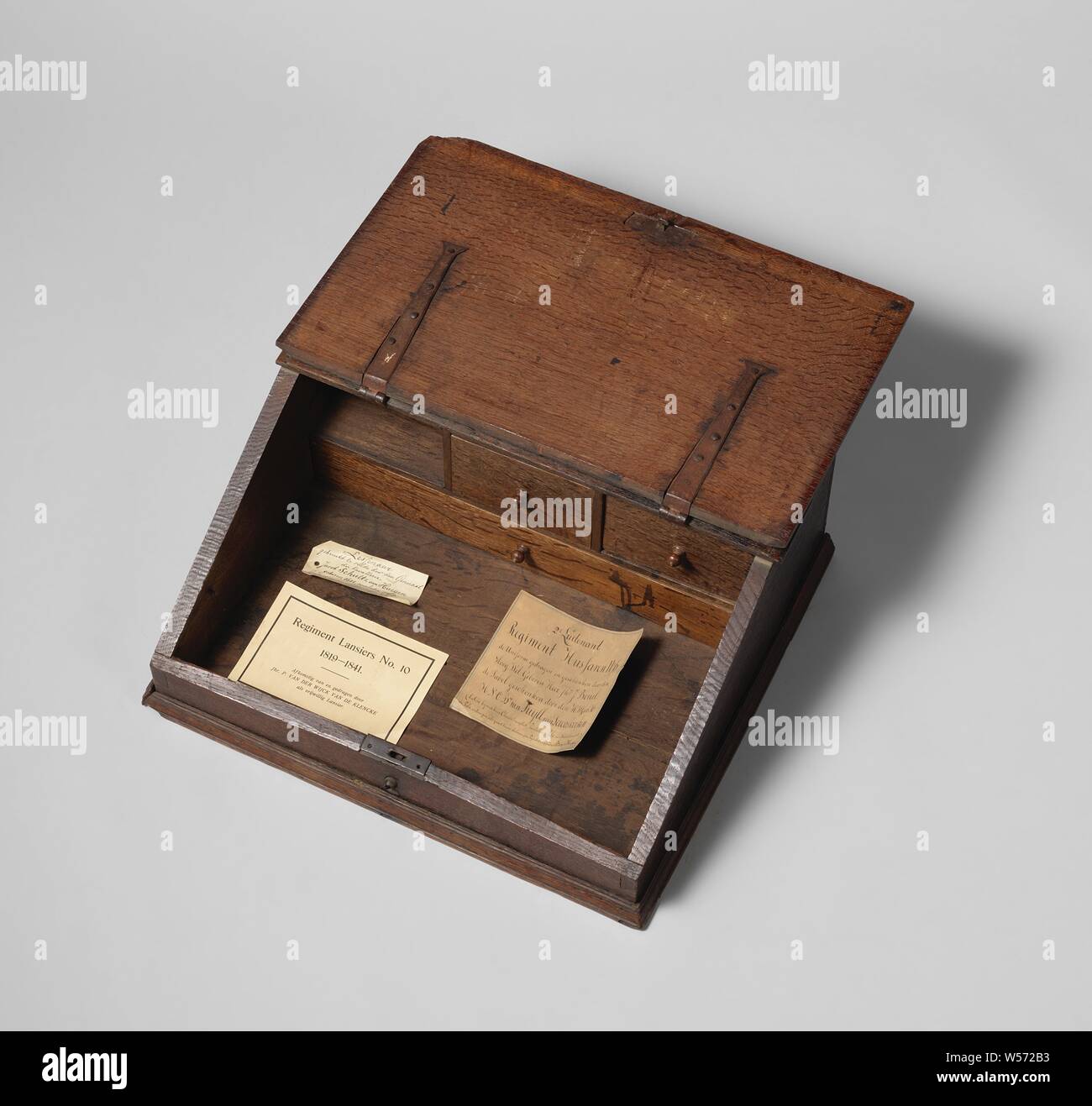 Feld rednerpult von jacub Schultz van Haegen (1651-1748), General der Kavallerie, hölzernen Rednerpult mit aufklappbaren Deckel öffnen, Sperren und innerhalb drei Schubladen, in dem Feld, das die allgemeine von der staatlichen Armee eingesetzt., Niederlande, Jacub Schultz van Haegen, anonym, C. 1690 - C. 1748, Holz (Pflanzen), kupfer (Metall), h 25 cm x W 62 cm x d 51 cm Stockfoto