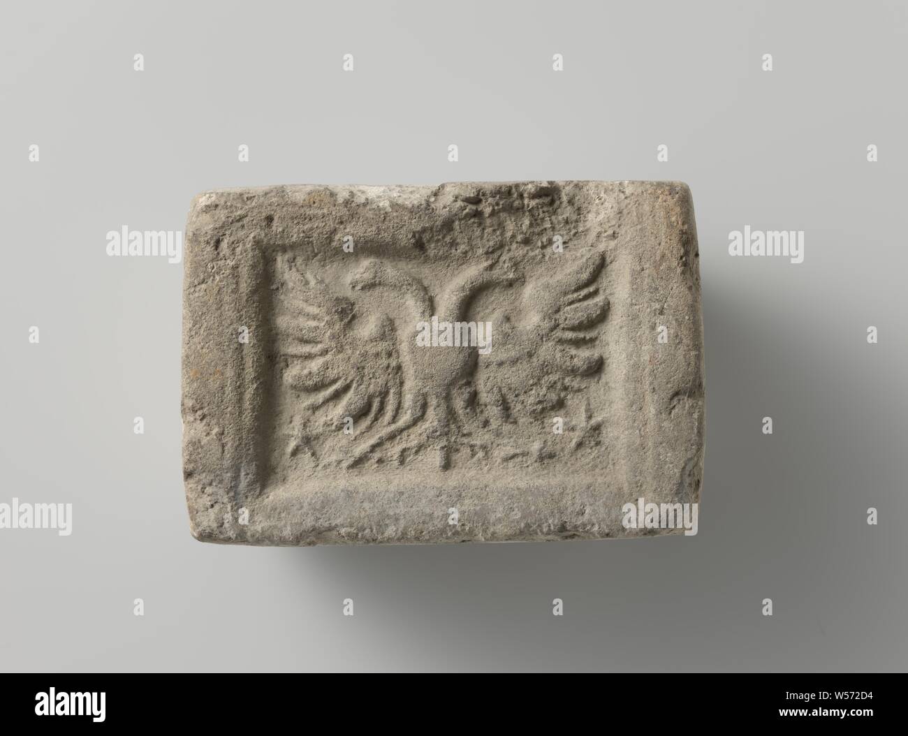 Feuer aus Backstein mit einem Eagle und zwei Sterne geleitet, Fire Brick mit grob Erde. Doppeladler mit zwei Sterne, Karl V. von Habsburg (Deutsche Kaiser und König von Spanien), anonym, Südlichen Niederlande, 1500 - 1558, Steingut, H 30 cm x W 11 cm x d 5 cm Stockfoto