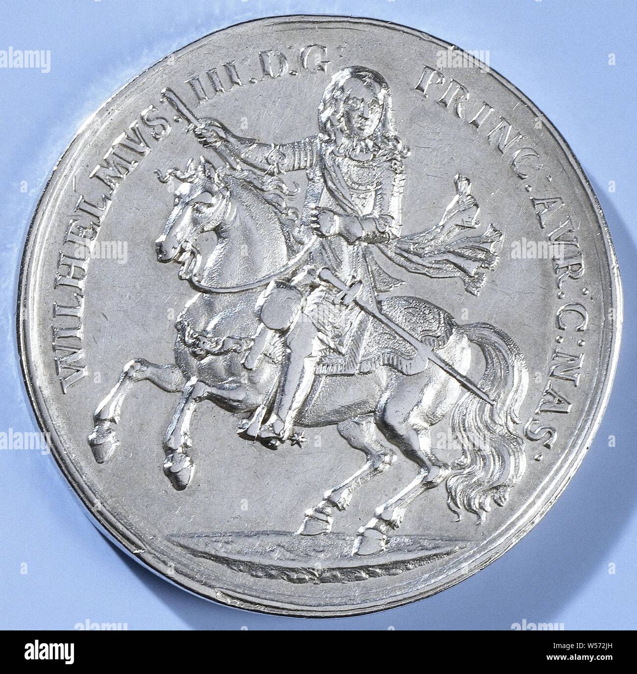 Erhöhung von William III. als commander-in-chief der Land- und Seemacht, Silbermedaille. Vorderseite: Bildnis einer Reiter auf einem Pferd innerhalb einer Gliederung. Rückwärtsgang: gekrönte Wappen in einer Inschrift., William III (Prinz von Oranien, König von England, Schottland und Irland), anonyme, Niederlande, 1672, silber (Metall), markanten (Metallverarbeitung), d 3,8 cm × w 24,57 Stockfoto